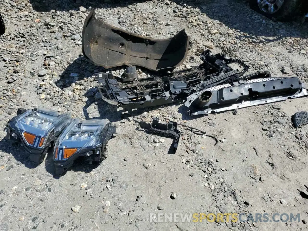 12 Photograph of a damaged car 1GT19LE71LF252827 GMC SIERRA 2020
