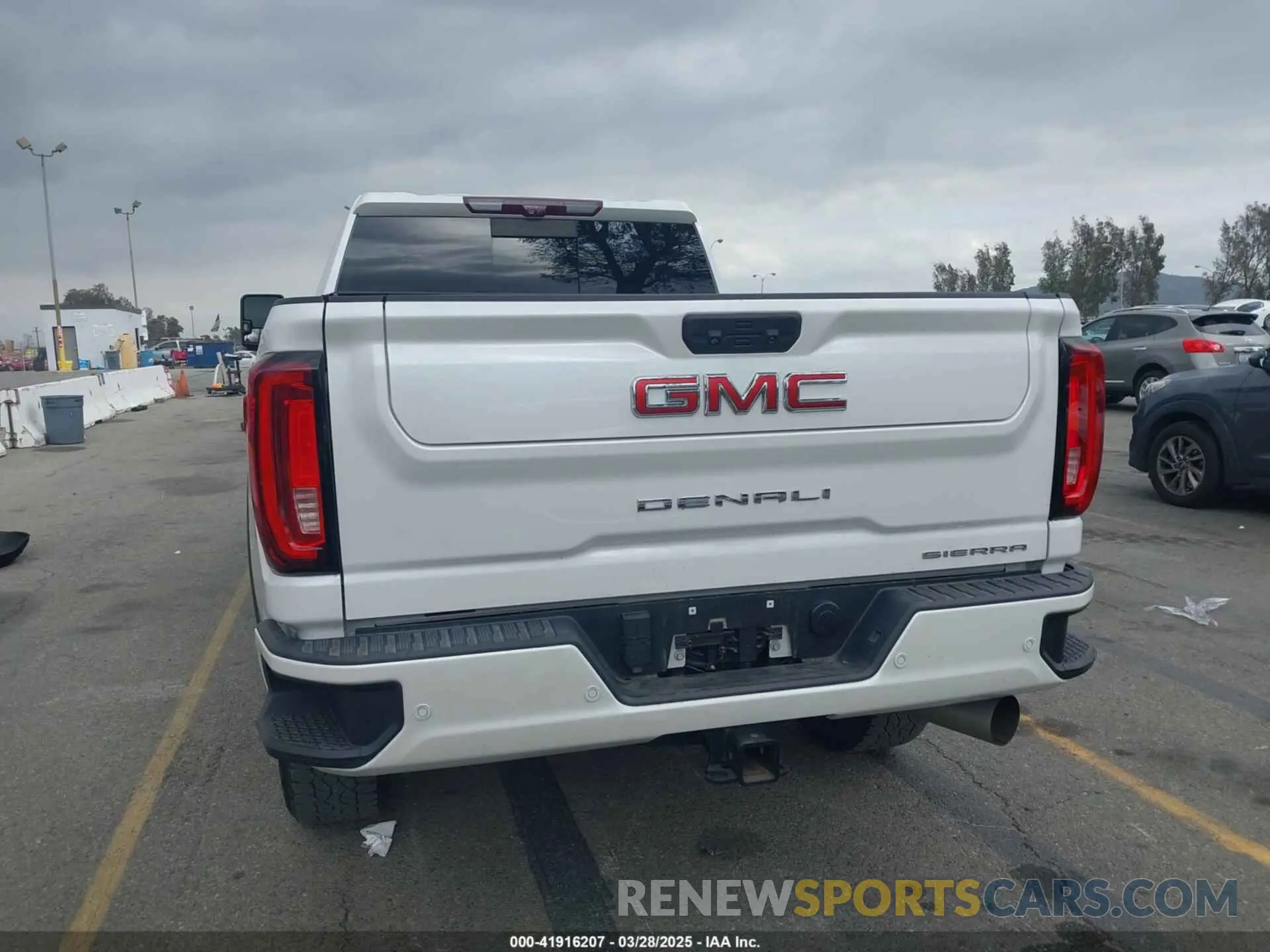 15 Photograph of a damaged car 1GT49WEY7LF336786 GMC SIERRA 2020