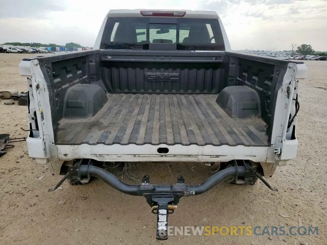 6 Photograph of a damaged car 3GTU9DED5LG327276 GMC SIERRA 2020