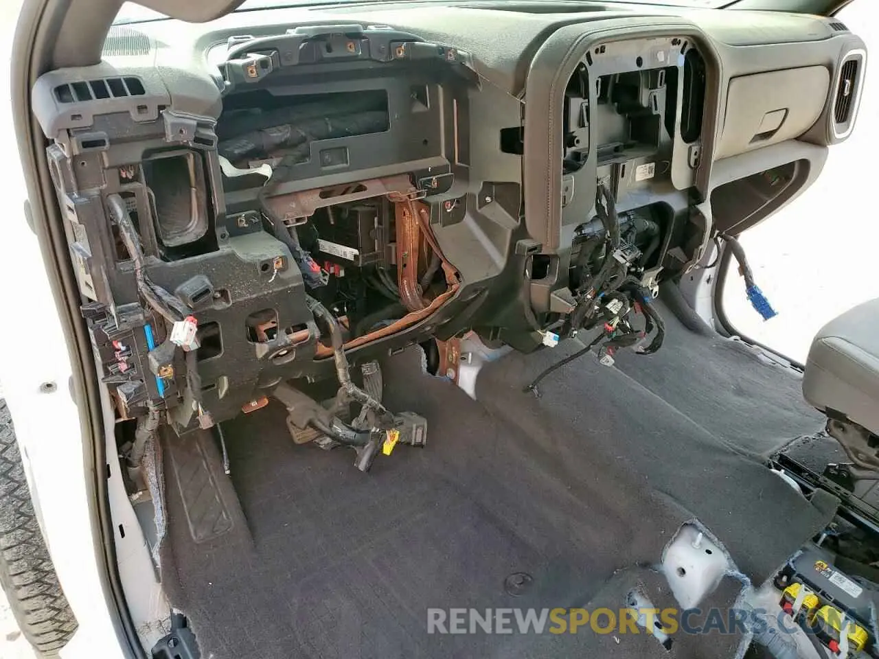 8 Photograph of a damaged car 3GTU9DED5LG327276 GMC SIERRA 2020