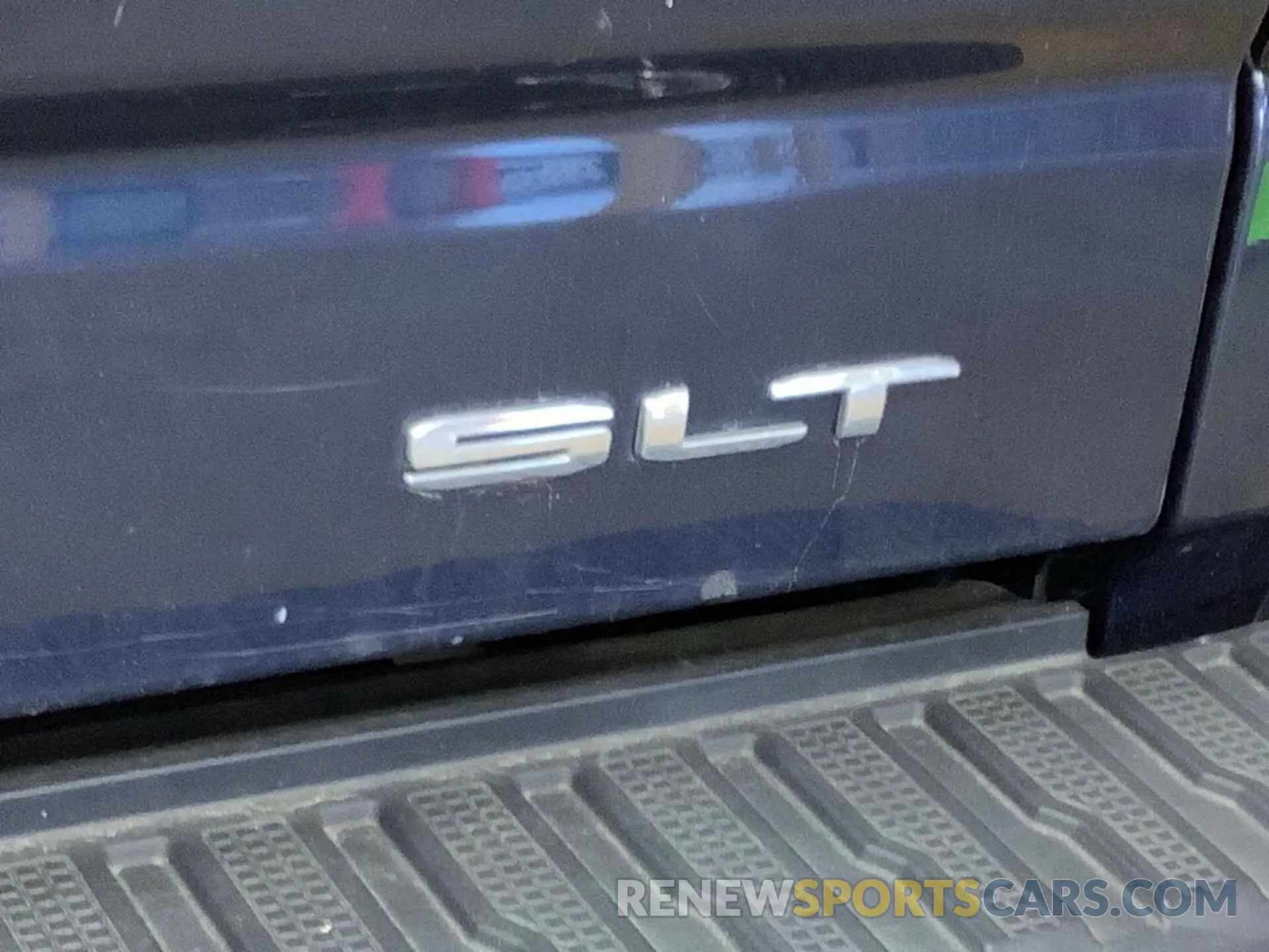 8 Photograph of a damaged car 3GTU9DEDXLG309856 GMC SIERRA 2020
