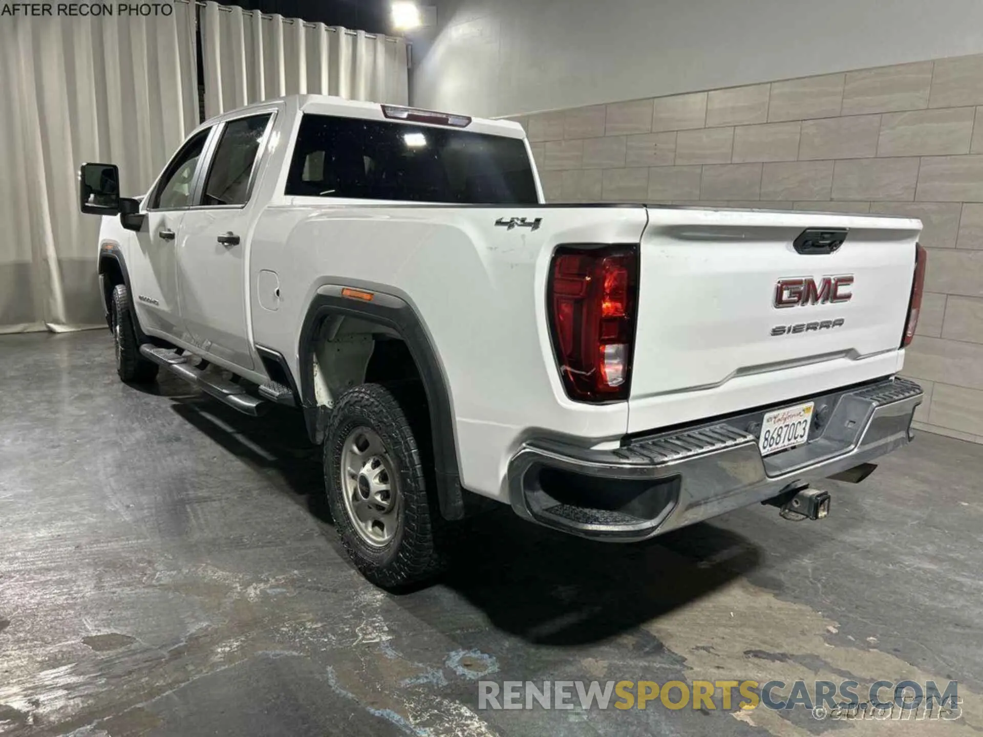 1 Photograph of a damaged car 1GT19LE72MF104798 GMC SIERRA 2021