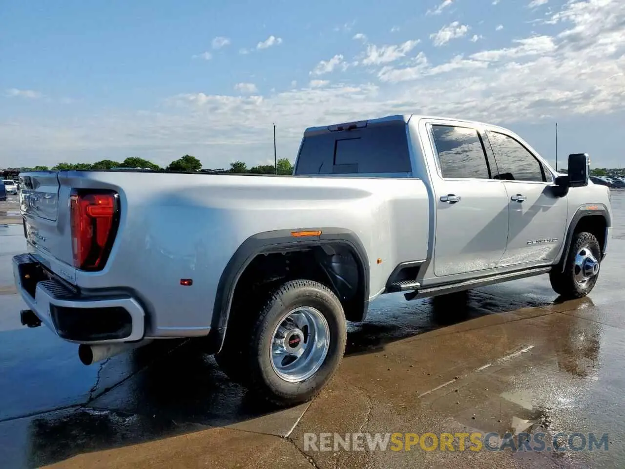 3 Photograph of a damaged car 1GT49WEY4NF360479 GMC SIERRA 2022