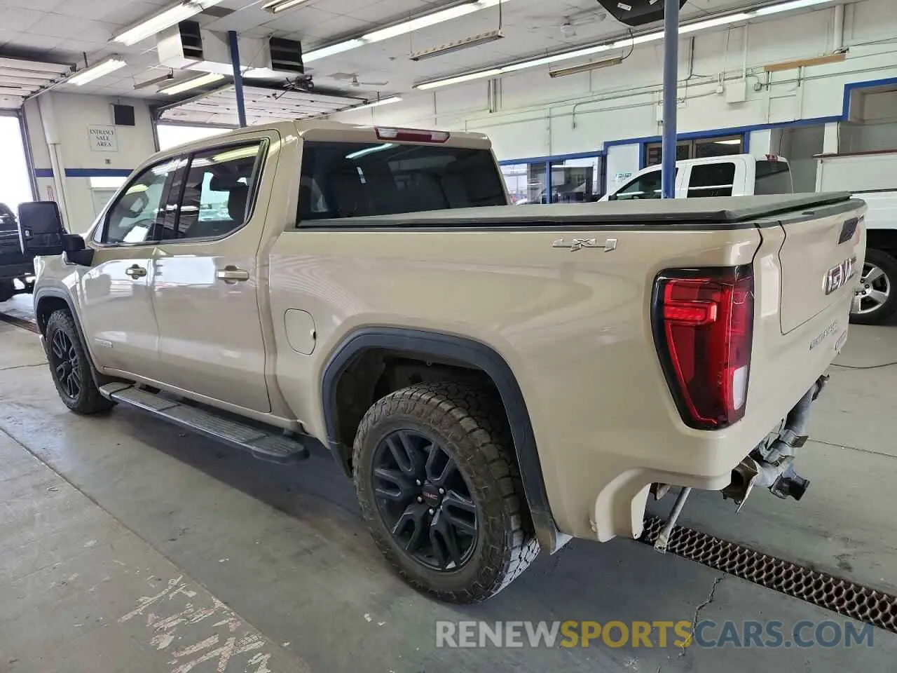 2 Photograph of a damaged car 1GTUUCET4NZ500174 GMC SIERRA 2022