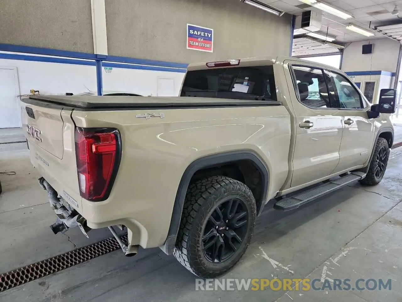 3 Photograph of a damaged car 1GTUUCET4NZ500174 GMC SIERRA 2022