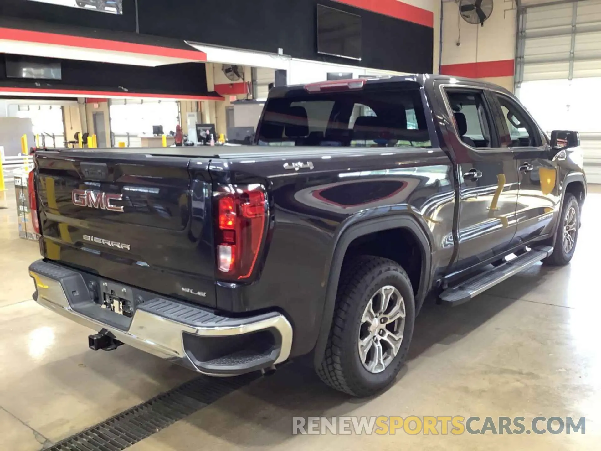21 Photograph of a damaged car 3GTUUBED7NG554166 GMC SIERRA 2022