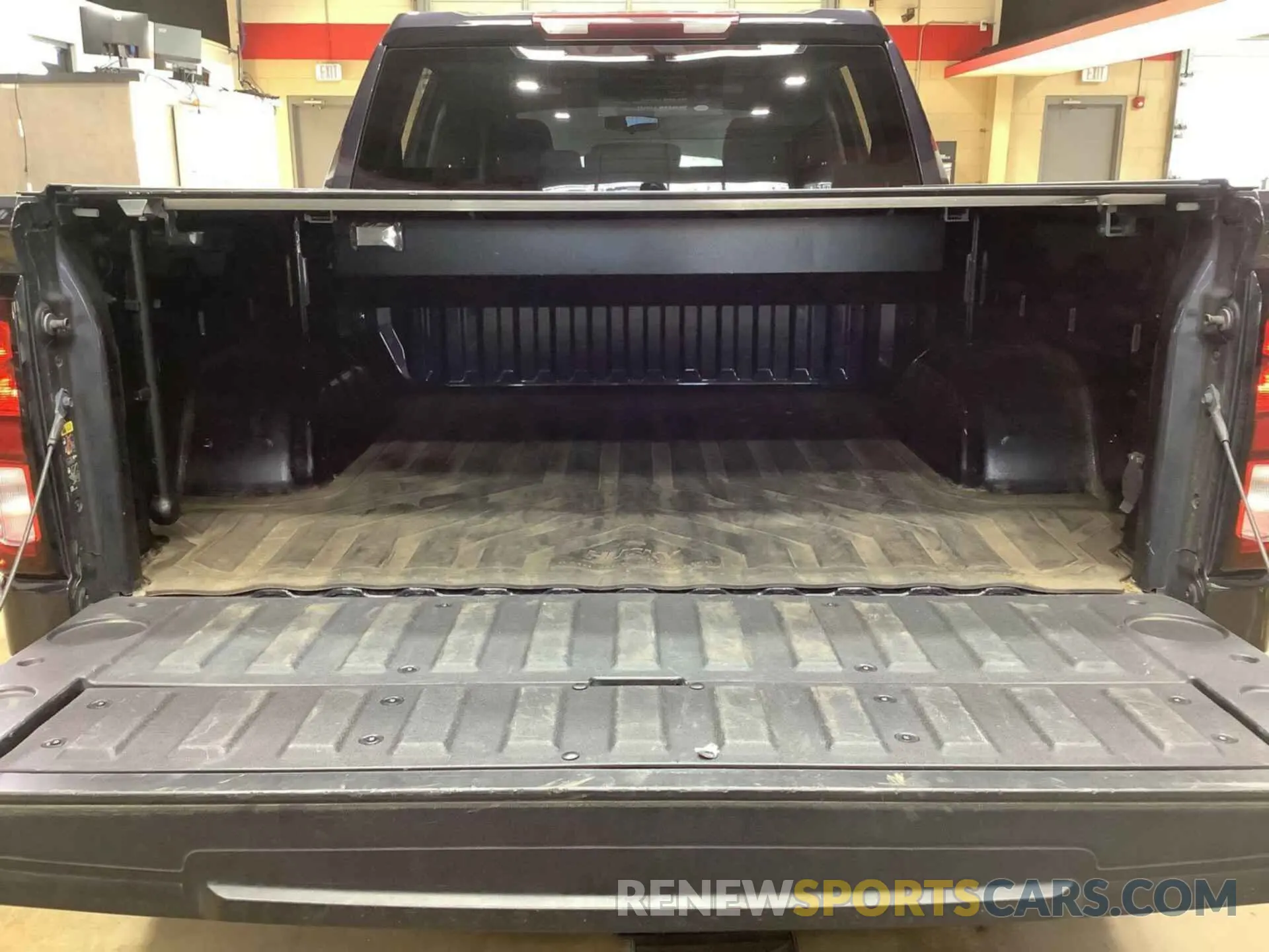 3 Photograph of a damaged car 3GTUUBED7NG554166 GMC SIERRA 2022