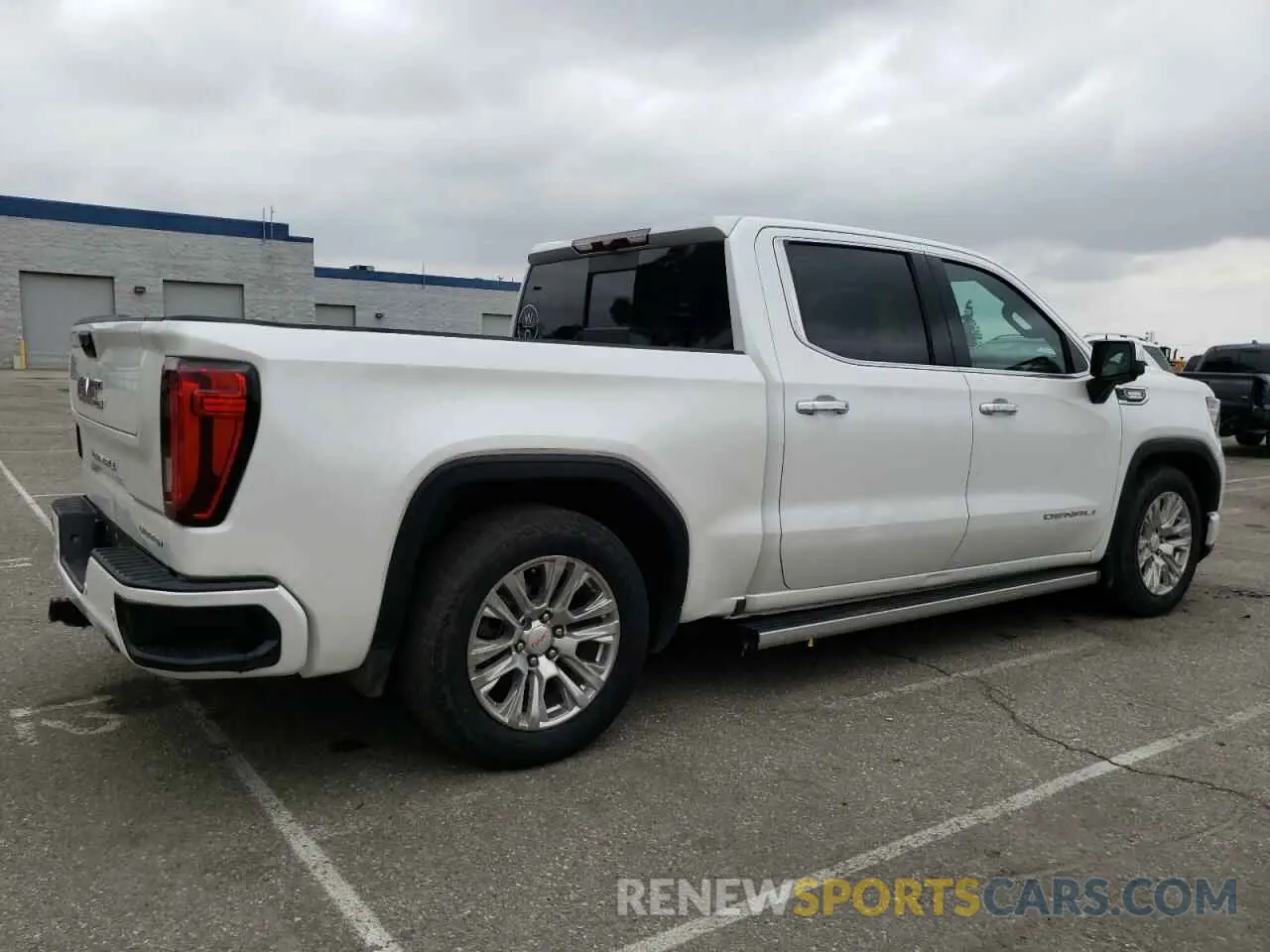 3 Photograph of a damaged car 3GTUUGETXNG640009 GMC SIERRA 2022