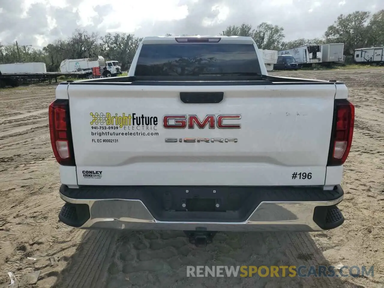 6 Photograph of a damaged car 1GTRUAED8PZ157701 GMC SIERRA 2023
