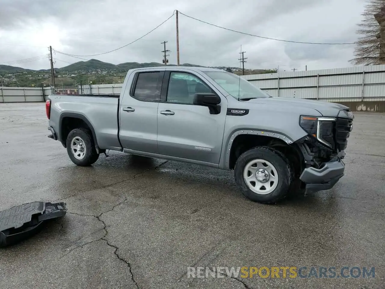 4 Photograph of a damaged car 1GTRUCEDXPZ252966 GMC SIERRA 2023