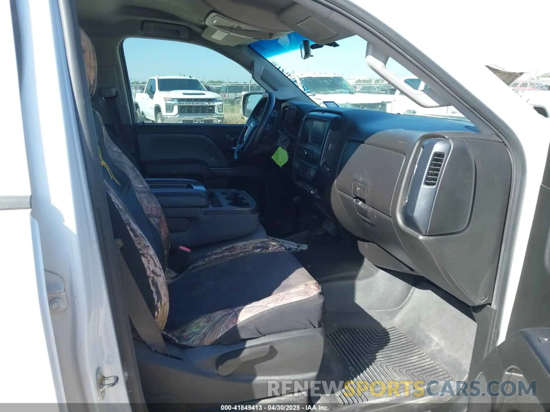 5 Photograph of a damaged car 1GD12NEG2KF209026 GMC SIERRA 2500HD 2019