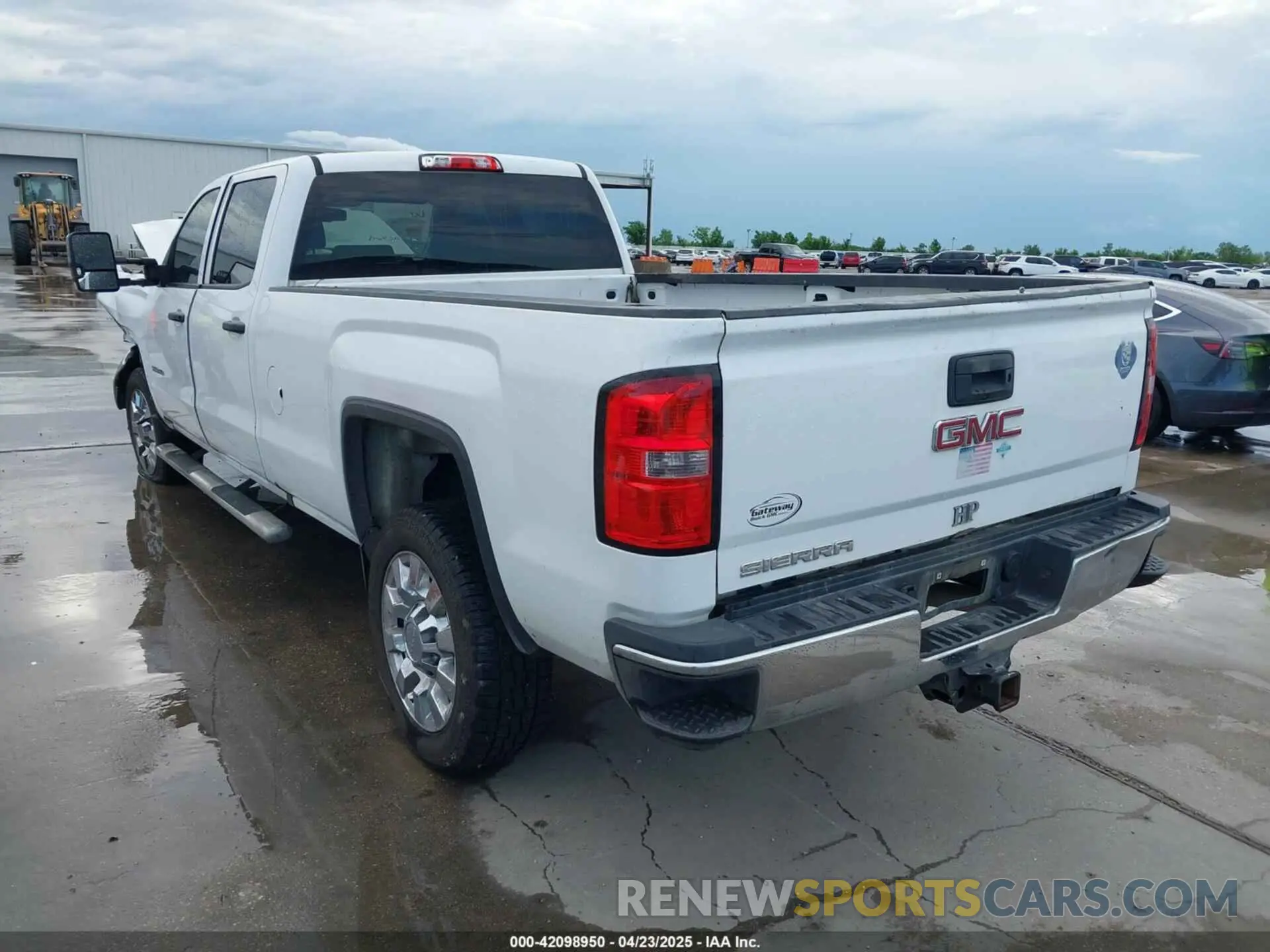 3 Photograph of a damaged car 1GT12NEG3KF231959 GMC SIERRA 2500HD 2019