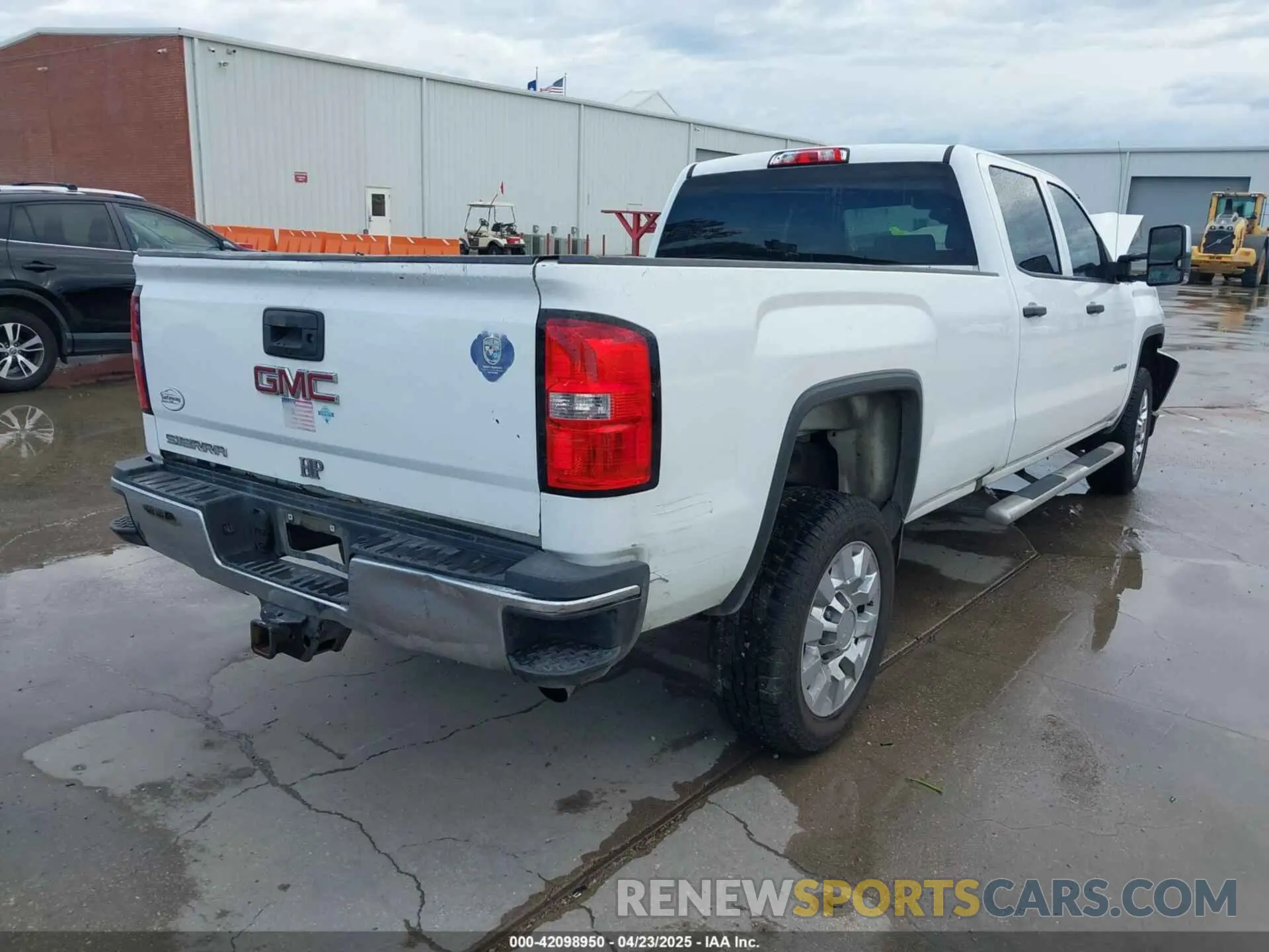 4 Photograph of a damaged car 1GT12NEG3KF231959 GMC SIERRA 2500HD 2019