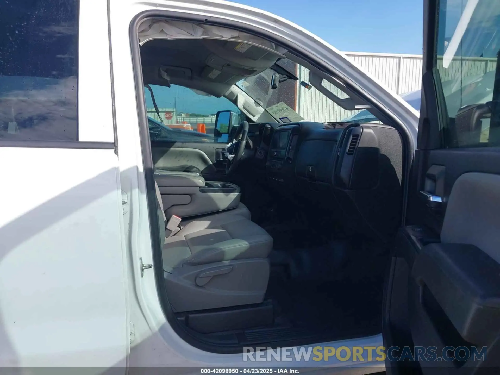 5 Photograph of a damaged car 1GT12NEG3KF231959 GMC SIERRA 2500HD 2019