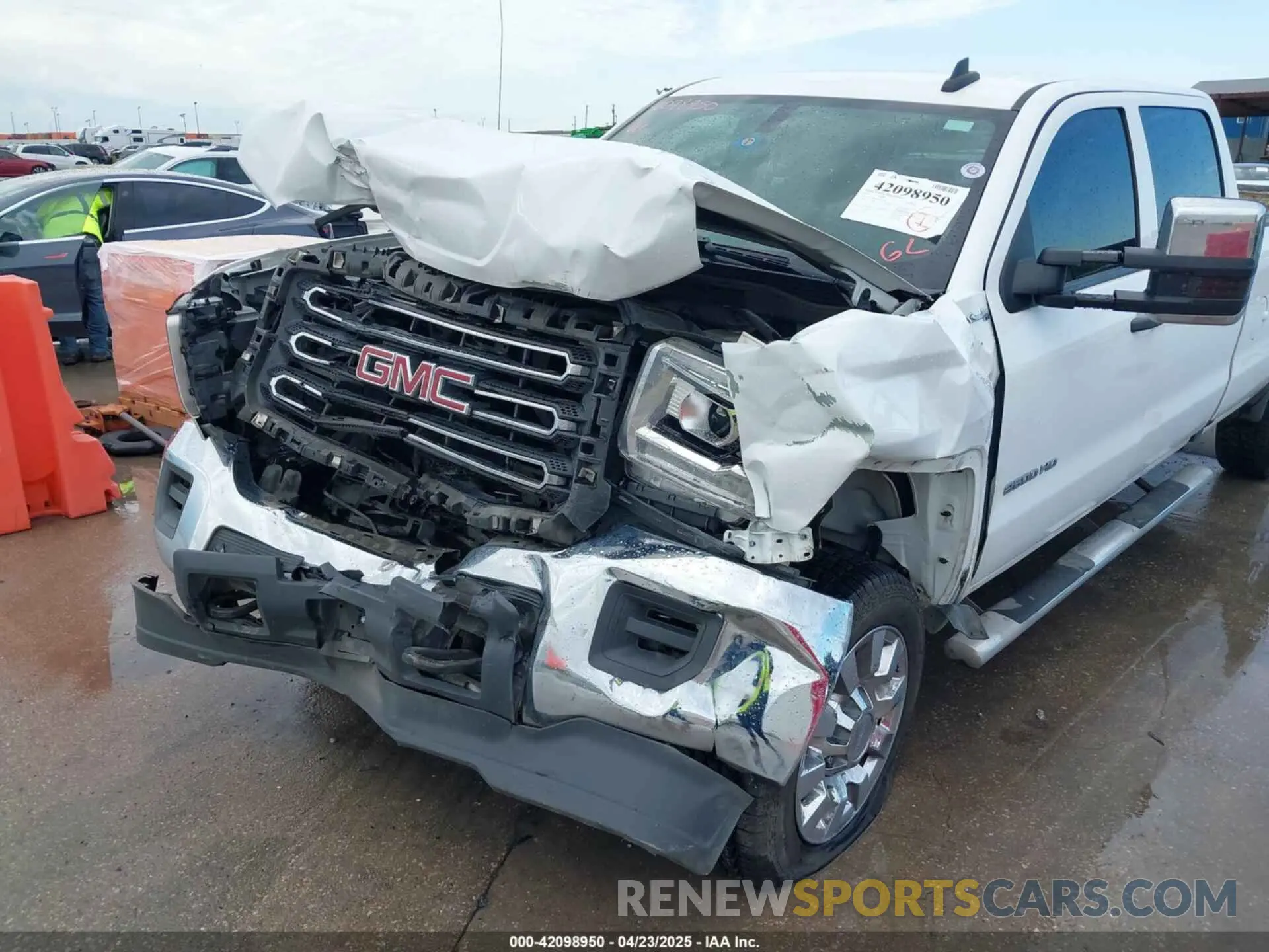6 Photograph of a damaged car 1GT12NEG3KF231959 GMC SIERRA 2500HD 2019