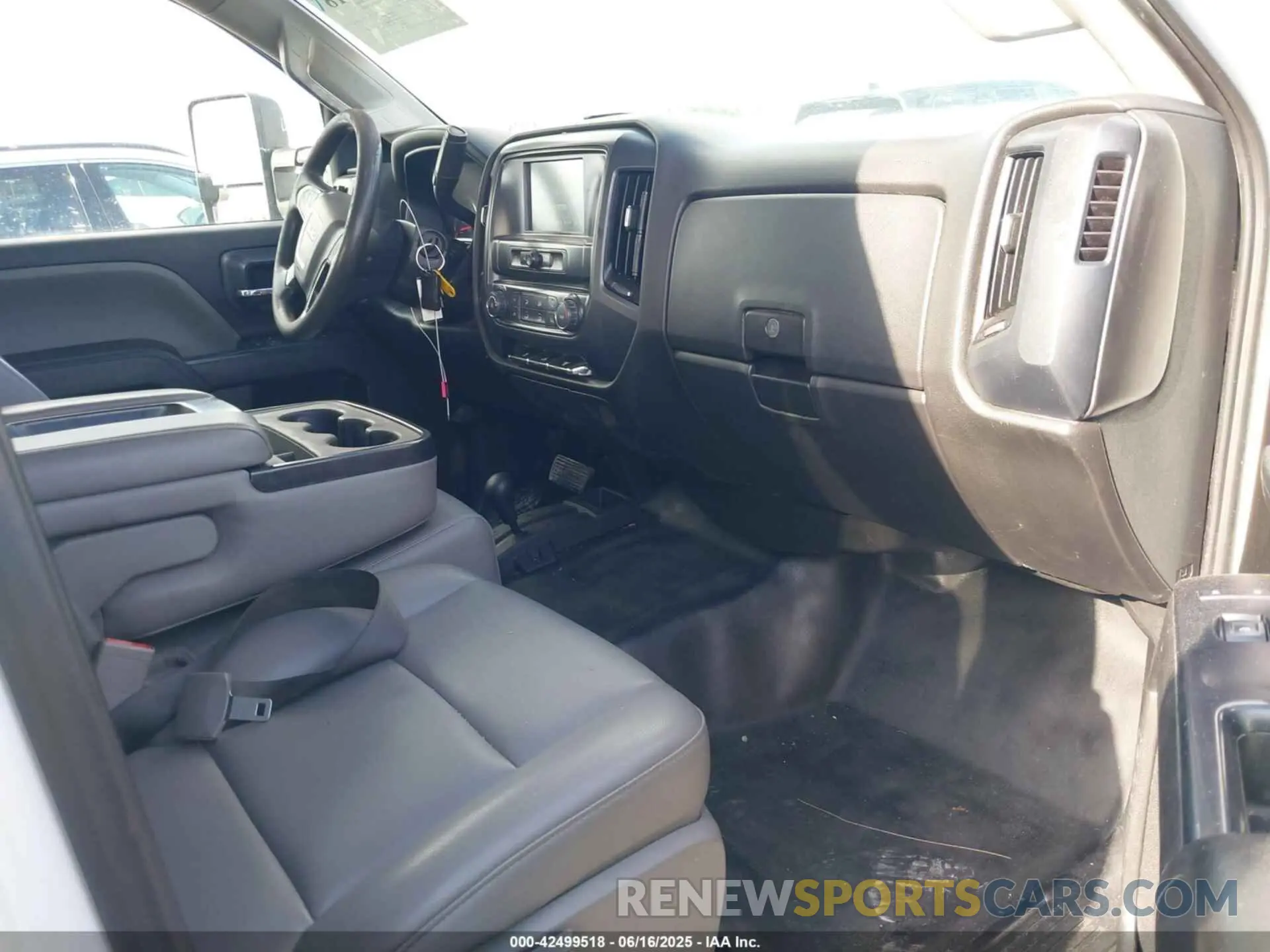 5 Photograph of a damaged car 1GT12NEY5KF116028 GMC SIERRA 2500HD 2019