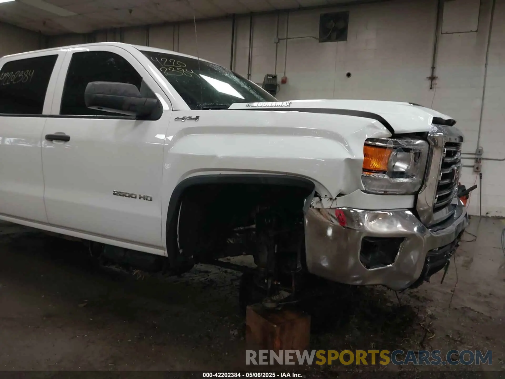 18 Photograph of a damaged car 1GT12NEY8KF234753 GMC SIERRA 2500HD 2019