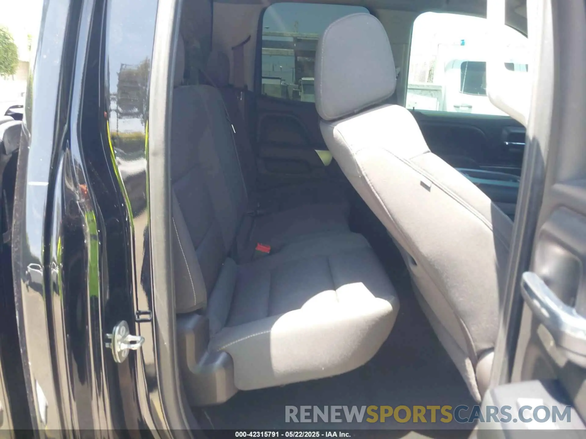 8 Photograph of a damaged car 1GT12NEY8KF275965 GMC SIERRA 2500HD 2019