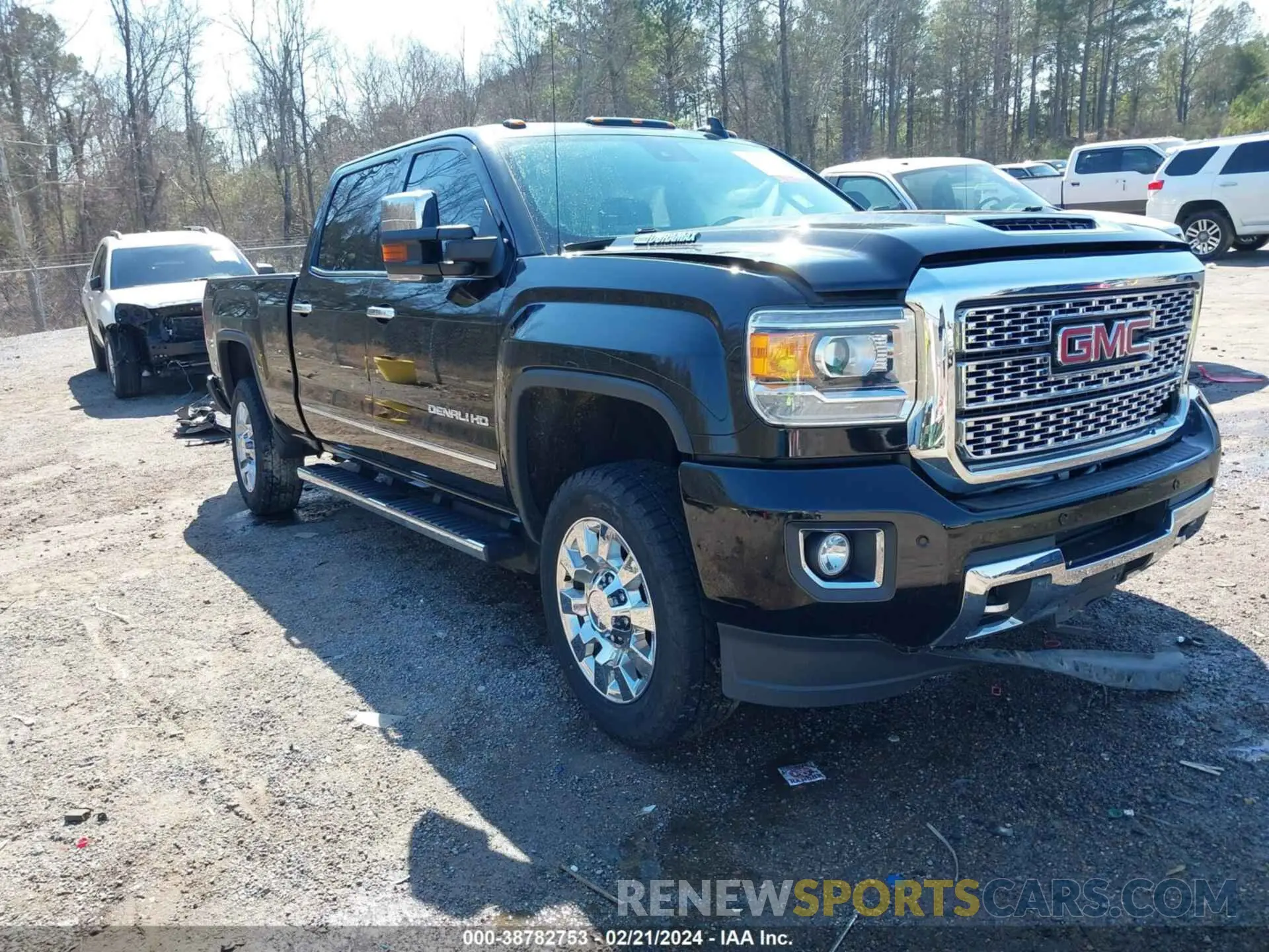 1 Photograph of a damaged car 1GT12SEY3KF207121 GMC SIERRA 2500HD 2019