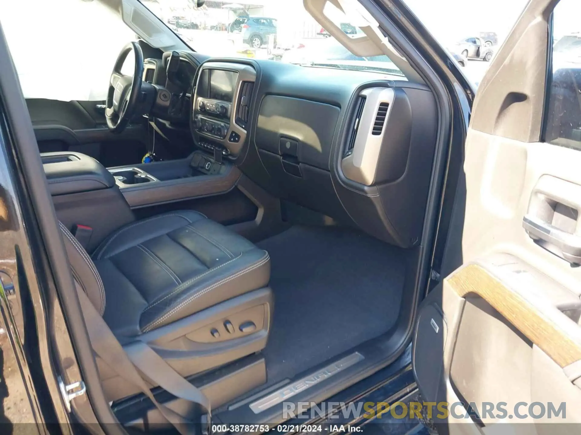 5 Photograph of a damaged car 1GT12SEY3KF207121 GMC SIERRA 2500HD 2019