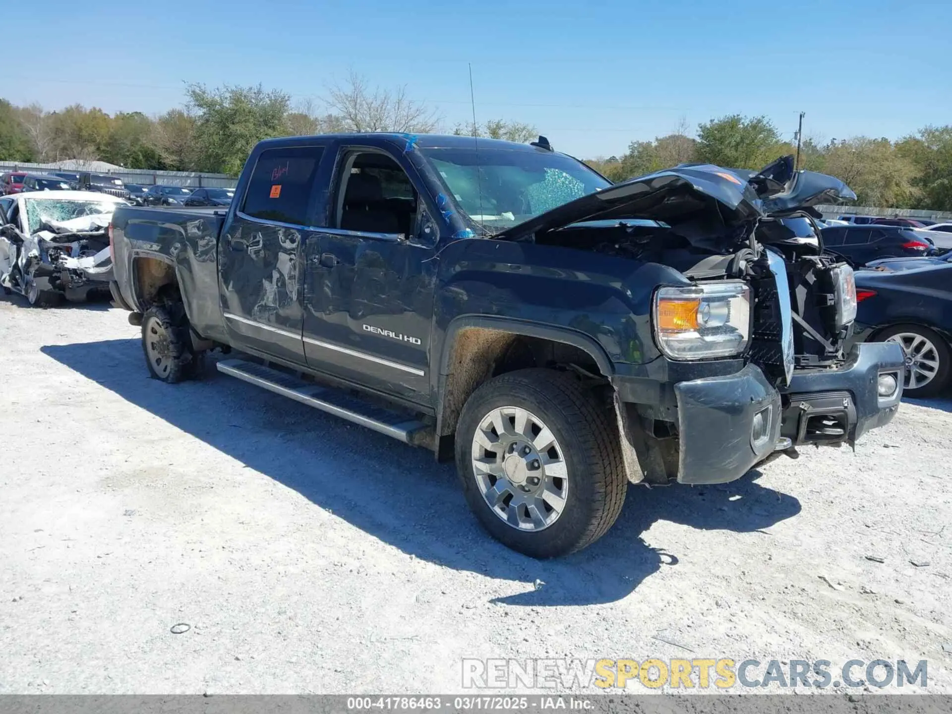 1 Photograph of a damaged car 1GT12SEY4KF172749 GMC SIERRA 2500HD 2019
