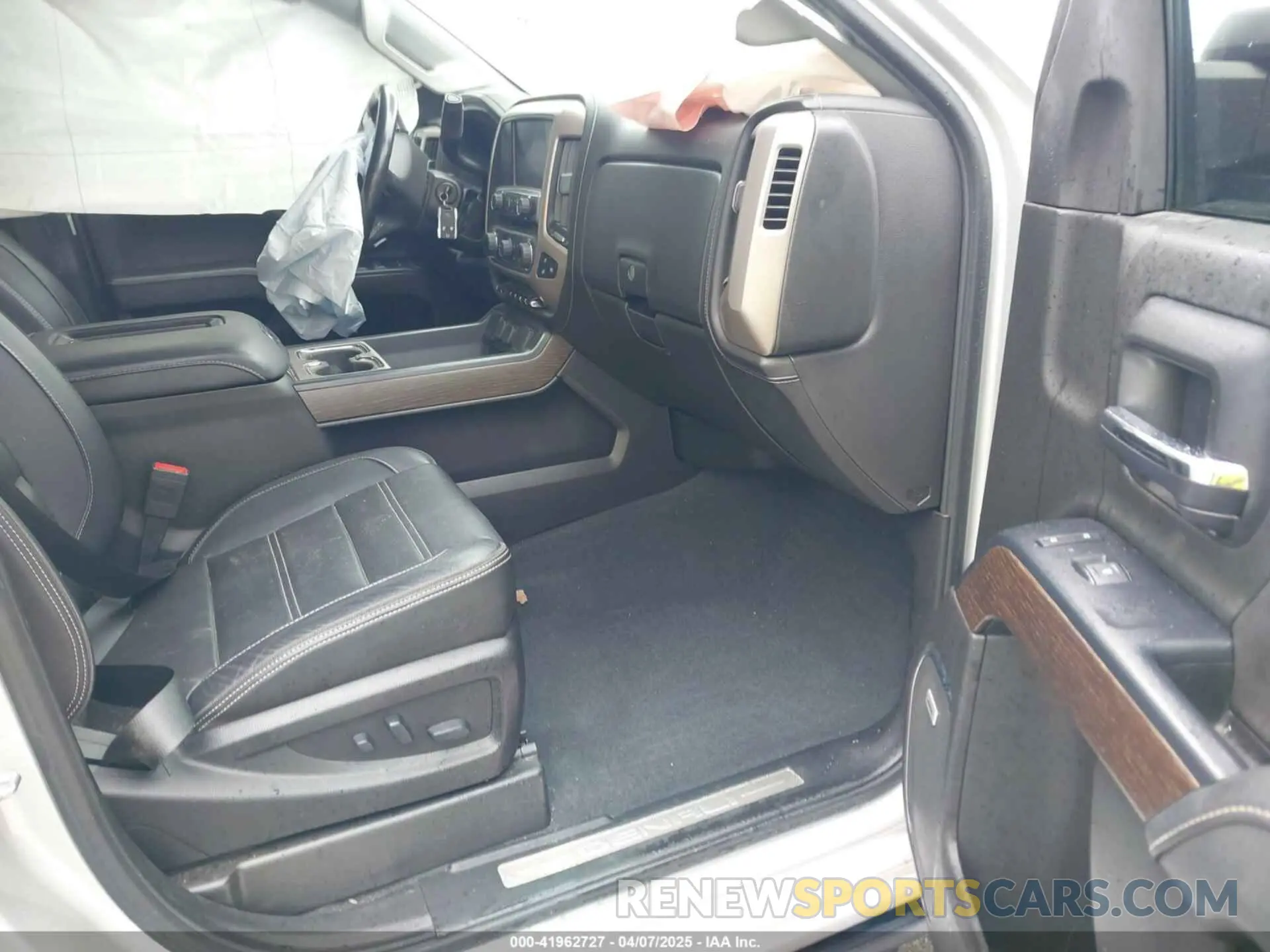 5 Photograph of a damaged car 1GT12SEY4KF243612 GMC SIERRA 2500HD 2019