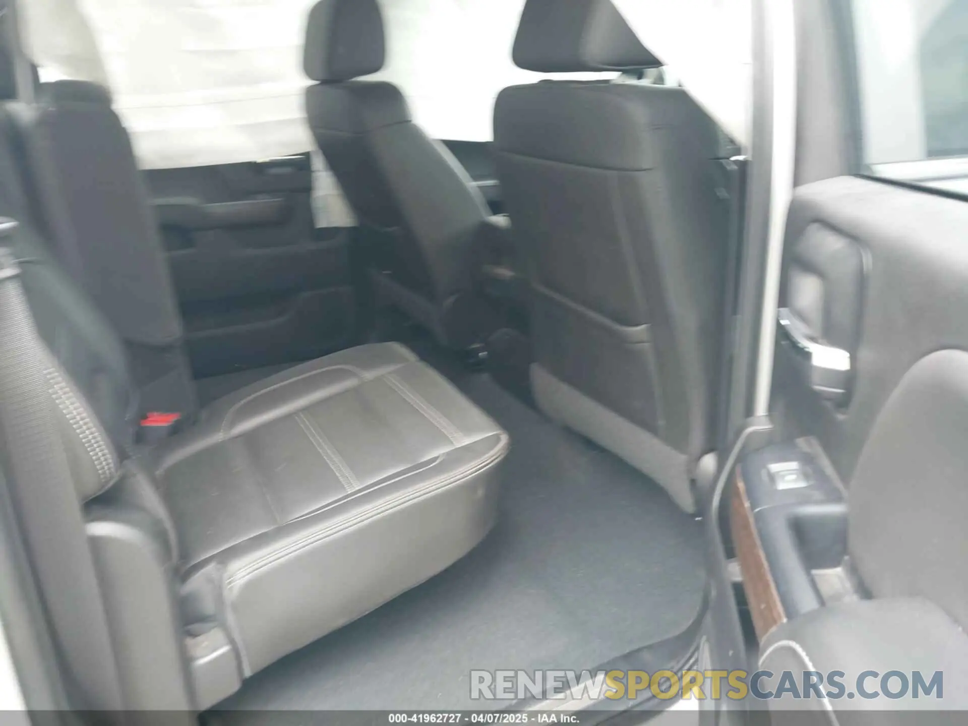 8 Photograph of a damaged car 1GT12SEY4KF243612 GMC SIERRA 2500HD 2019