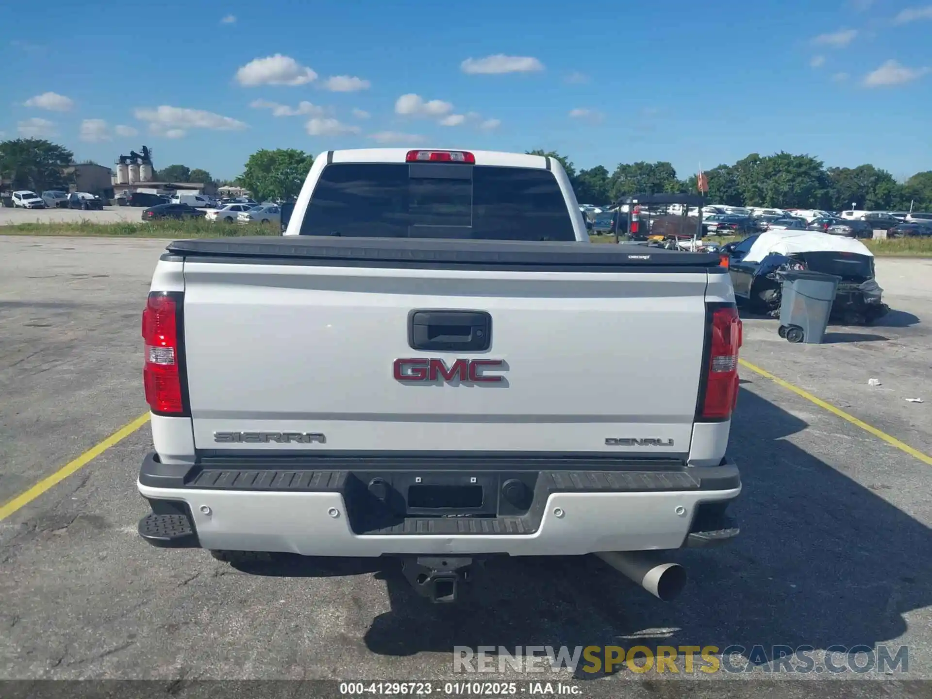 16 Photograph of a damaged car 1GT12SEY5KF201109 GMC SIERRA 2500HD 2019