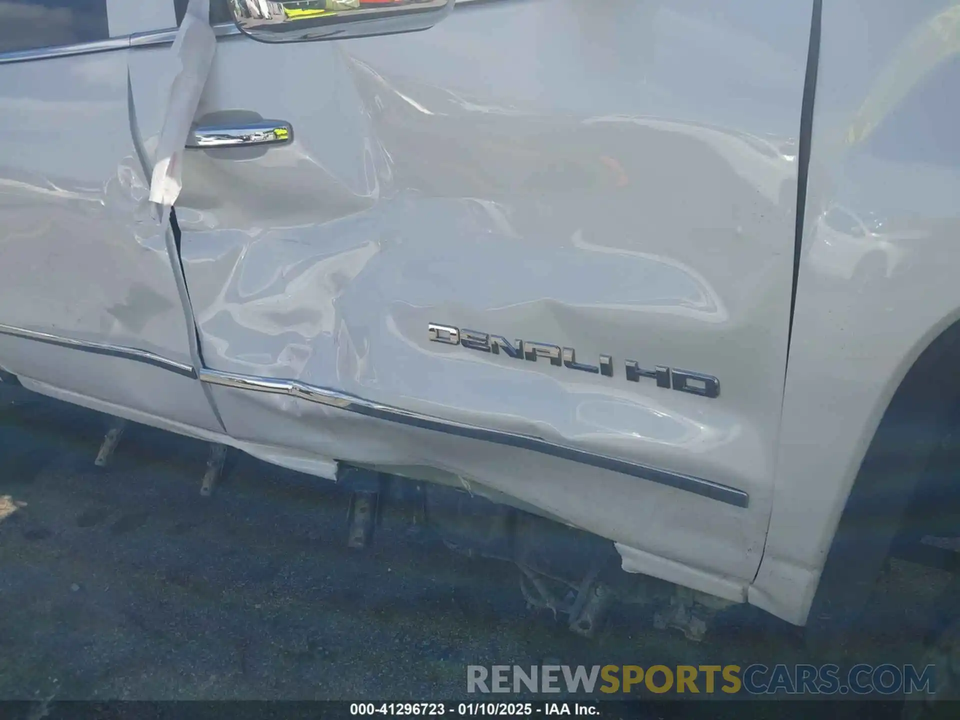 17 Photograph of a damaged car 1GT12SEY5KF201109 GMC SIERRA 2500HD 2019