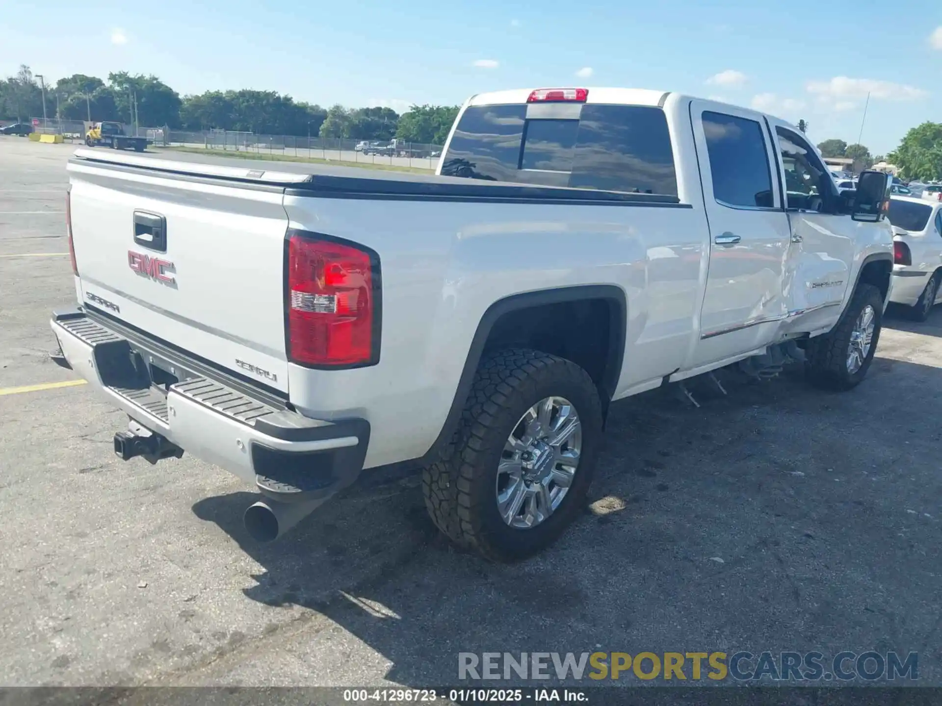 4 Photograph of a damaged car 1GT12SEY5KF201109 GMC SIERRA 2500HD 2019