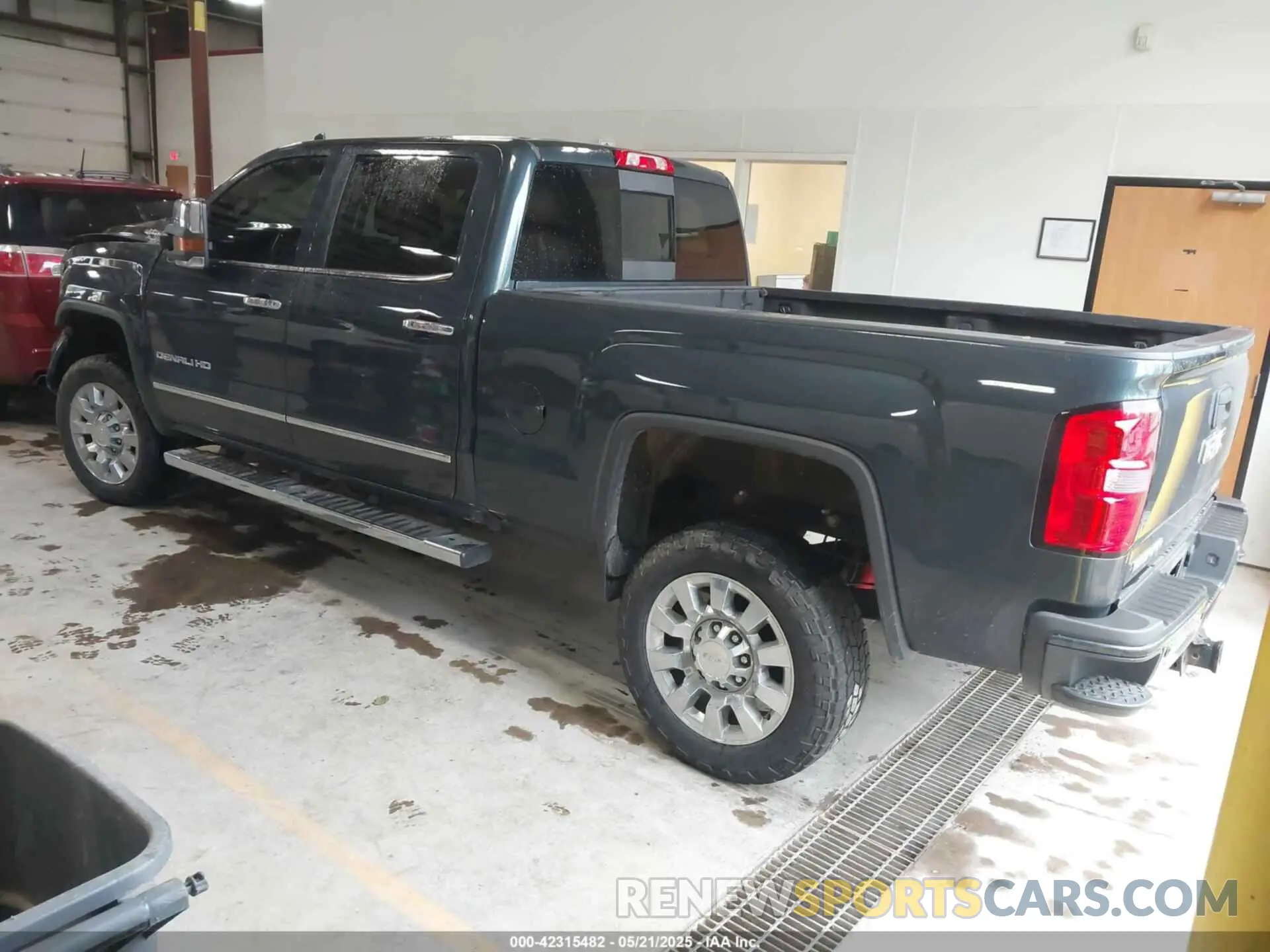 3 Photograph of a damaged car 1GT12SEY8KF114921 GMC SIERRA 2500HD 2019