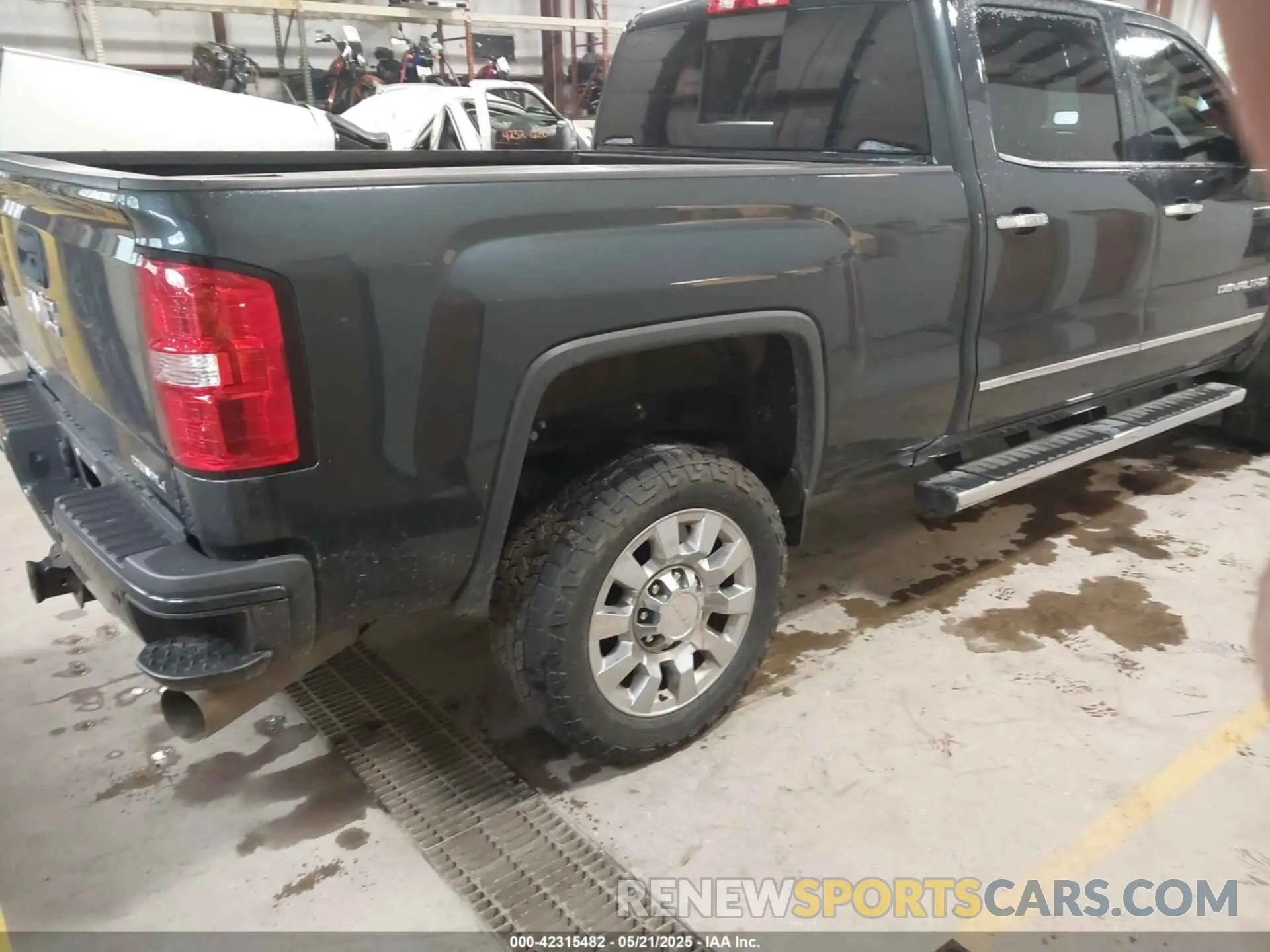 4 Photograph of a damaged car 1GT12SEY8KF114921 GMC SIERRA 2500HD 2019