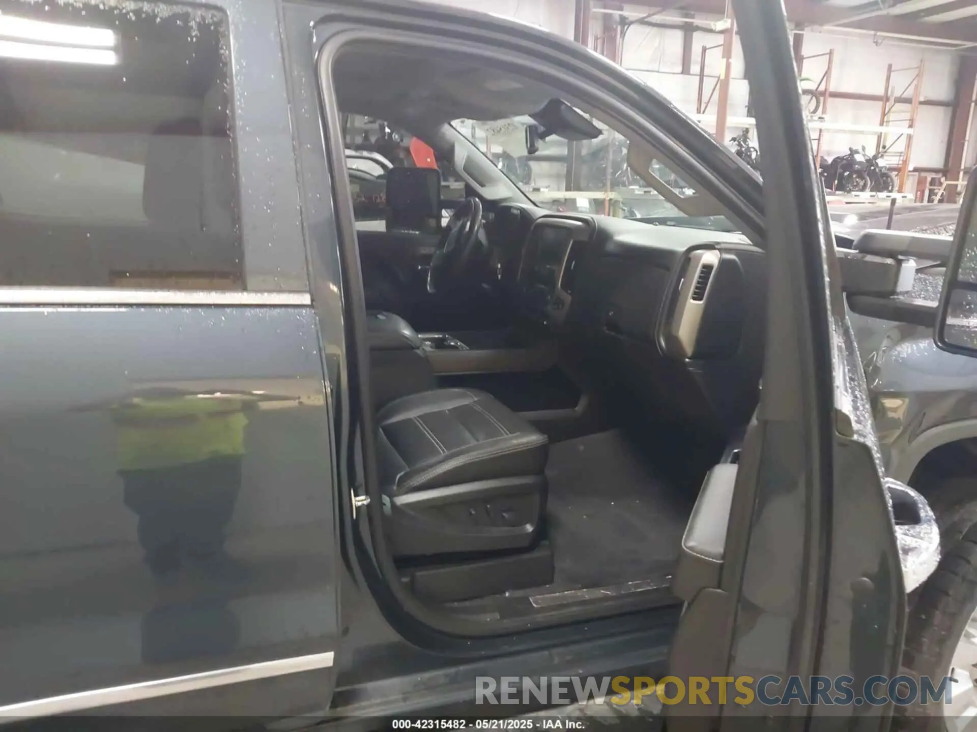 5 Photograph of a damaged car 1GT12SEY8KF114921 GMC SIERRA 2500HD 2019