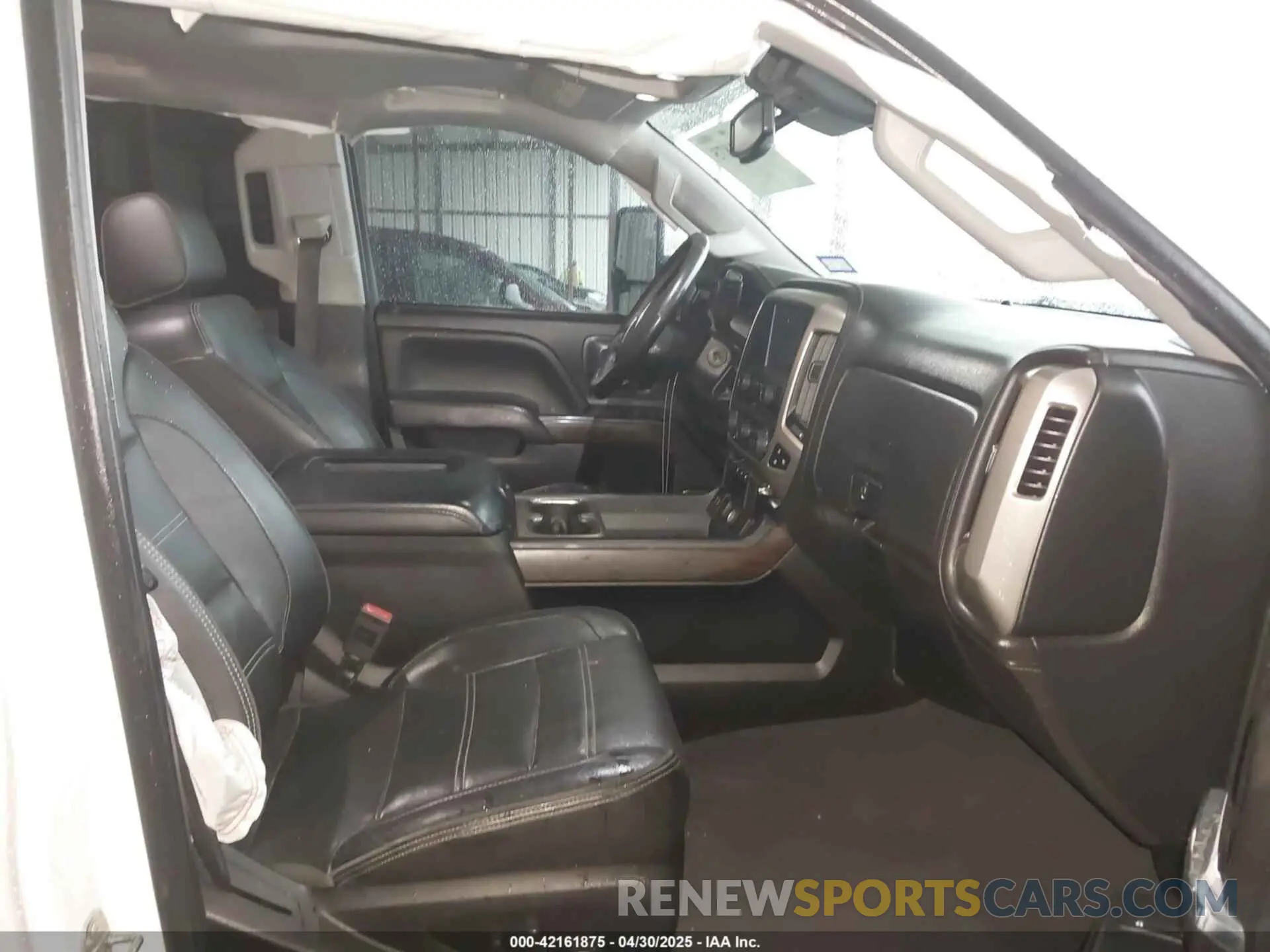 5 Photograph of a damaged car 1GT12SEY8KF115759 GMC SIERRA 2500HD 2019