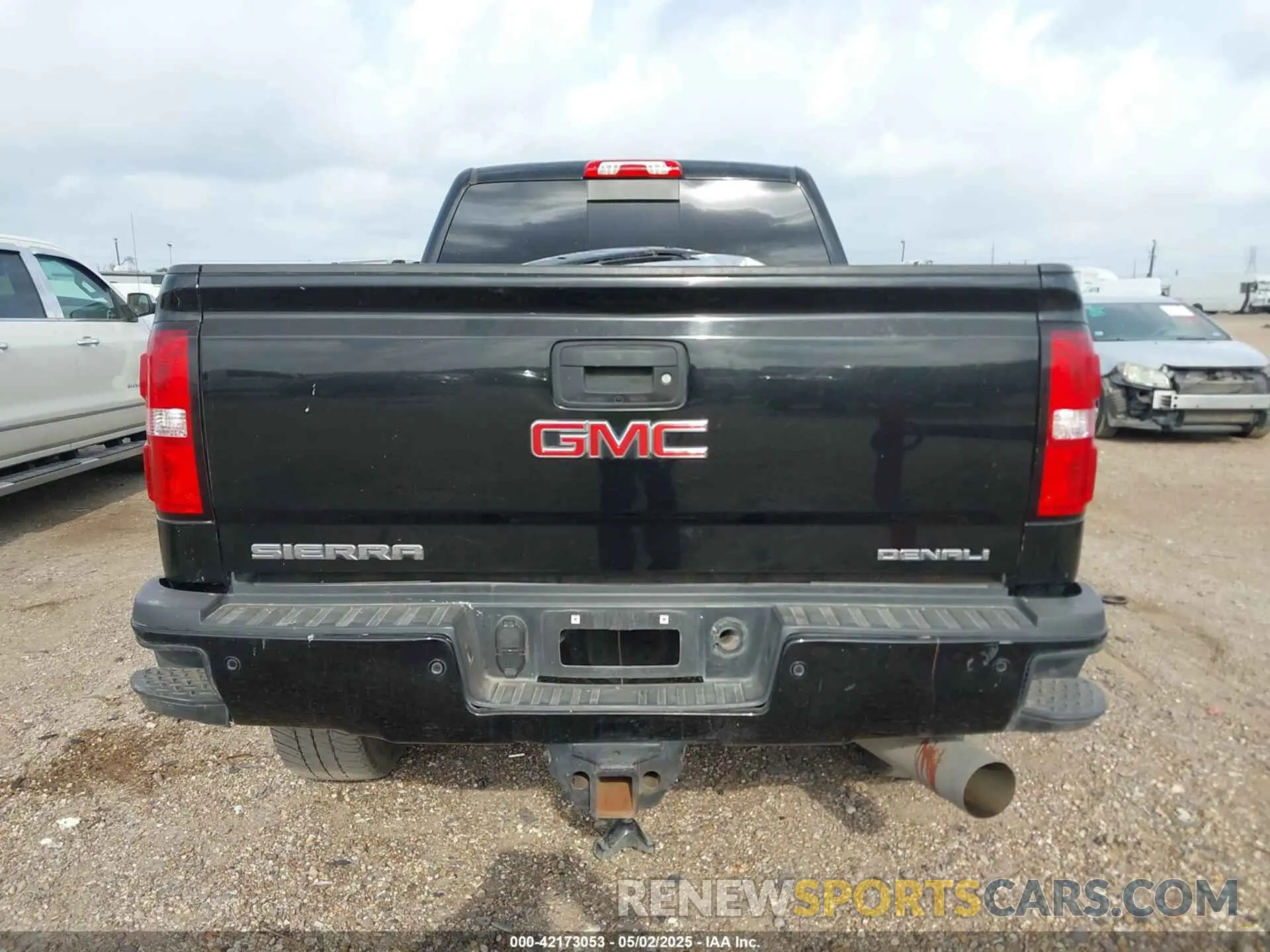 17 Photograph of a damaged car 1GT12SEY8KF175797 GMC SIERRA 2500HD 2019