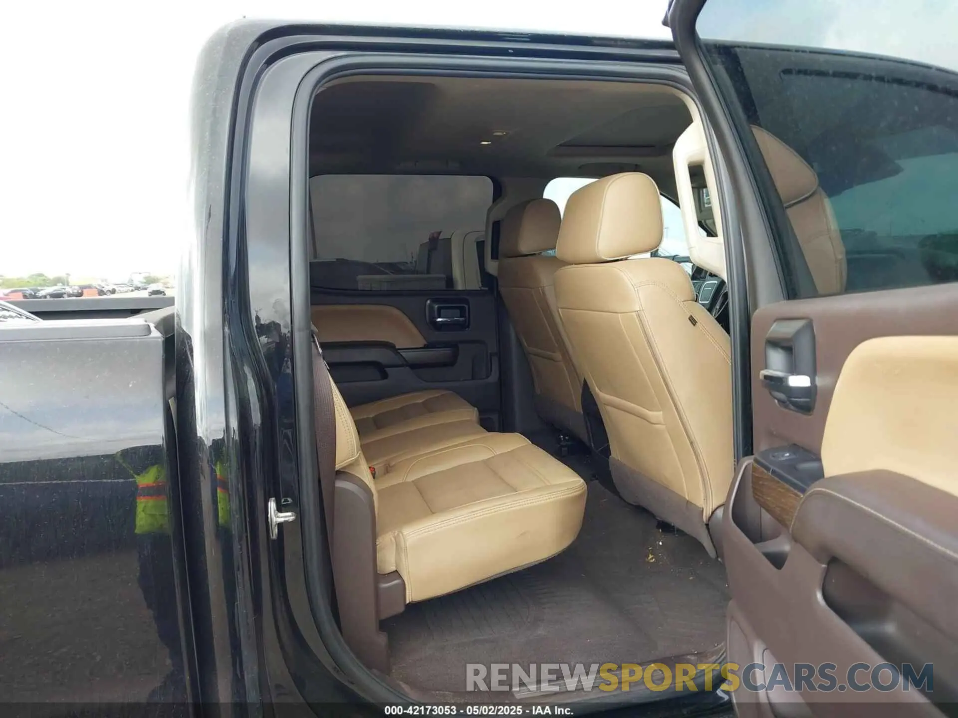 8 Photograph of a damaged car 1GT12SEY8KF175797 GMC SIERRA 2500HD 2019