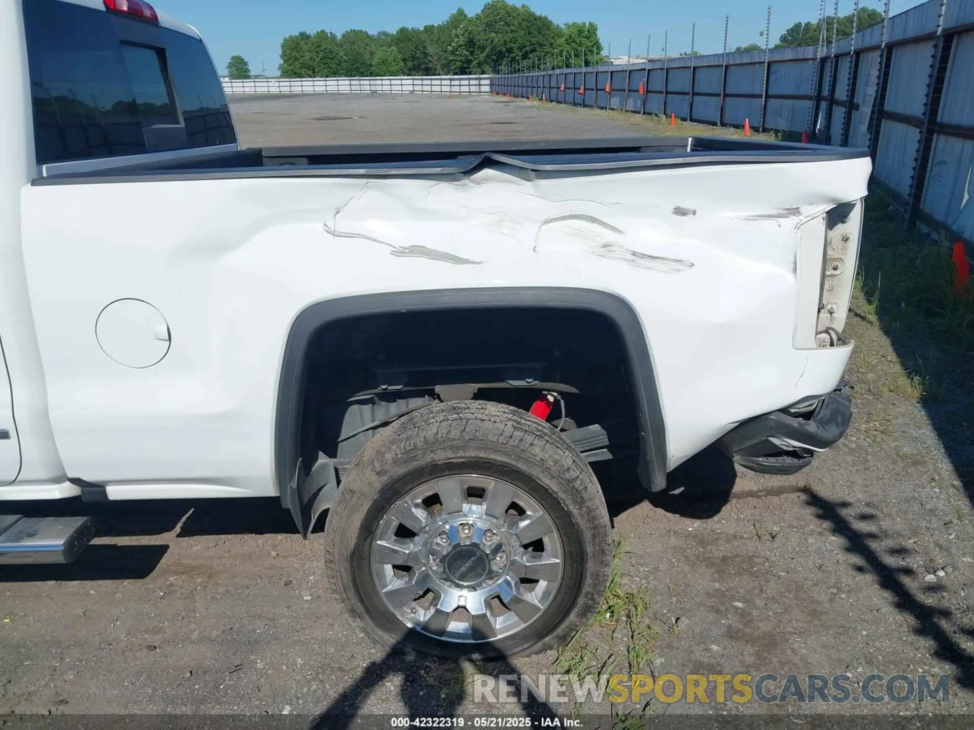 17 Photograph of a damaged car 1GT12SEY9KF116287 GMC SIERRA 2500HD 2019