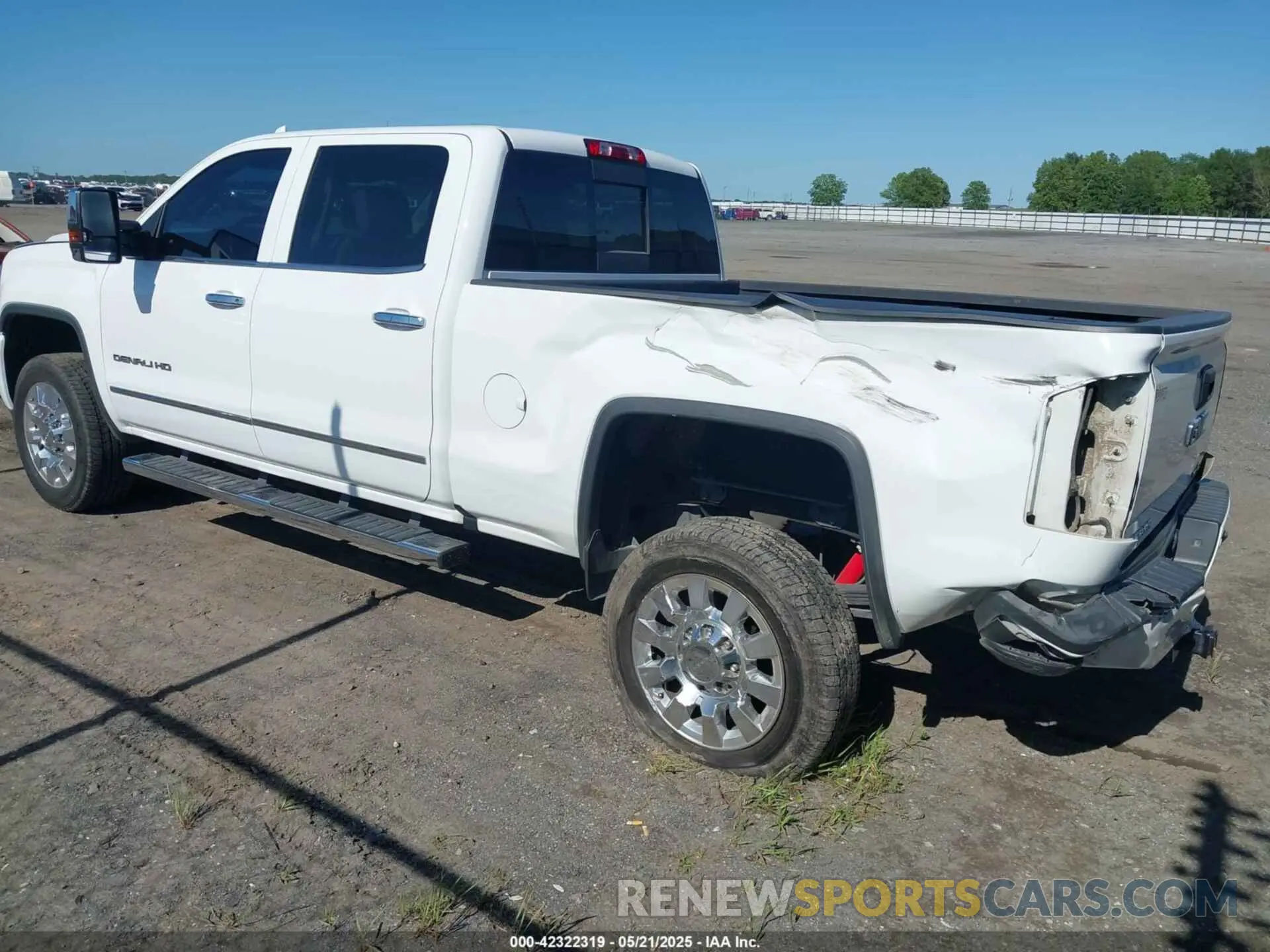 3 Photograph of a damaged car 1GT12SEY9KF116287 GMC SIERRA 2500HD 2019
