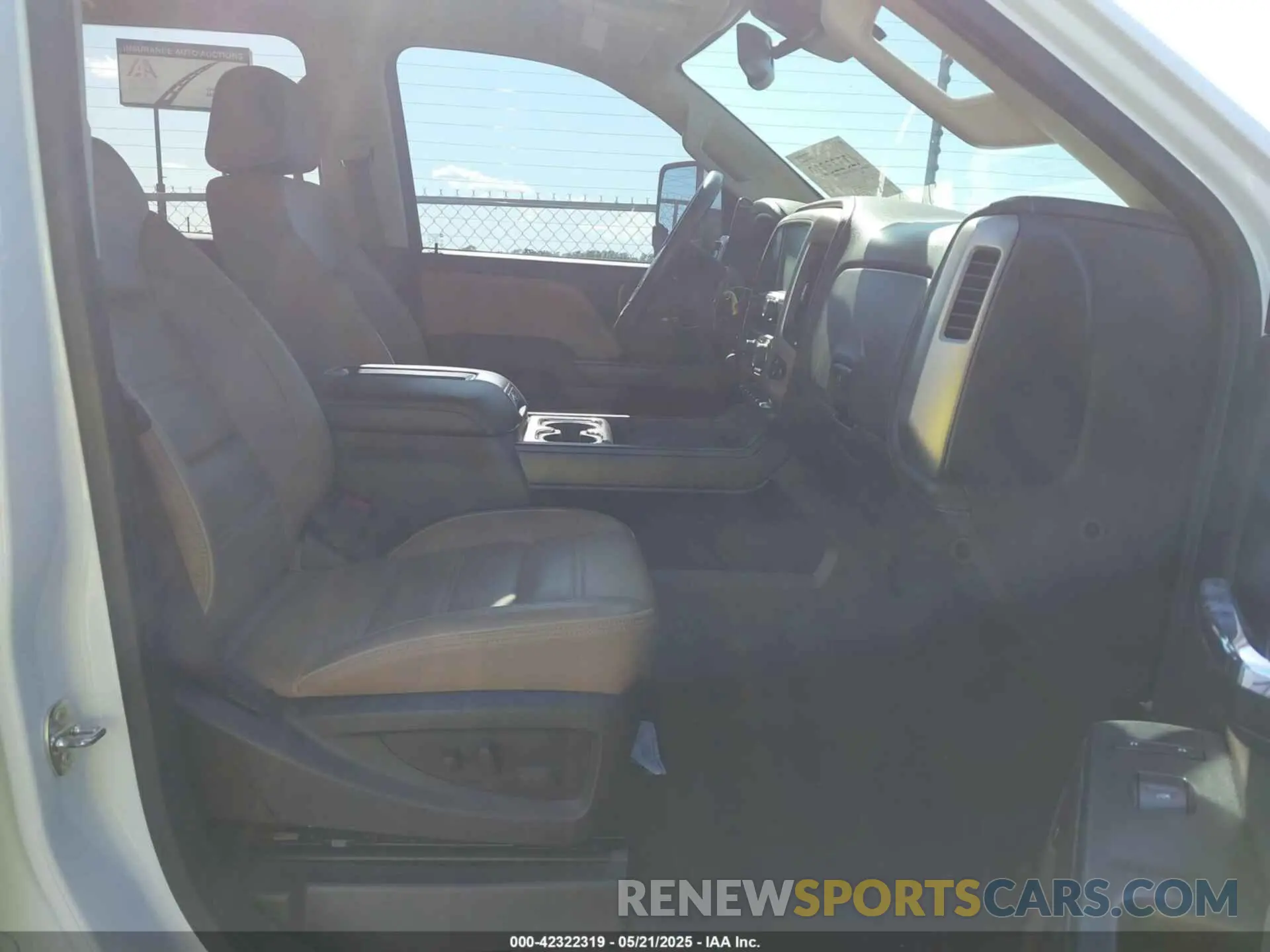 5 Photograph of a damaged car 1GT12SEY9KF116287 GMC SIERRA 2500HD 2019