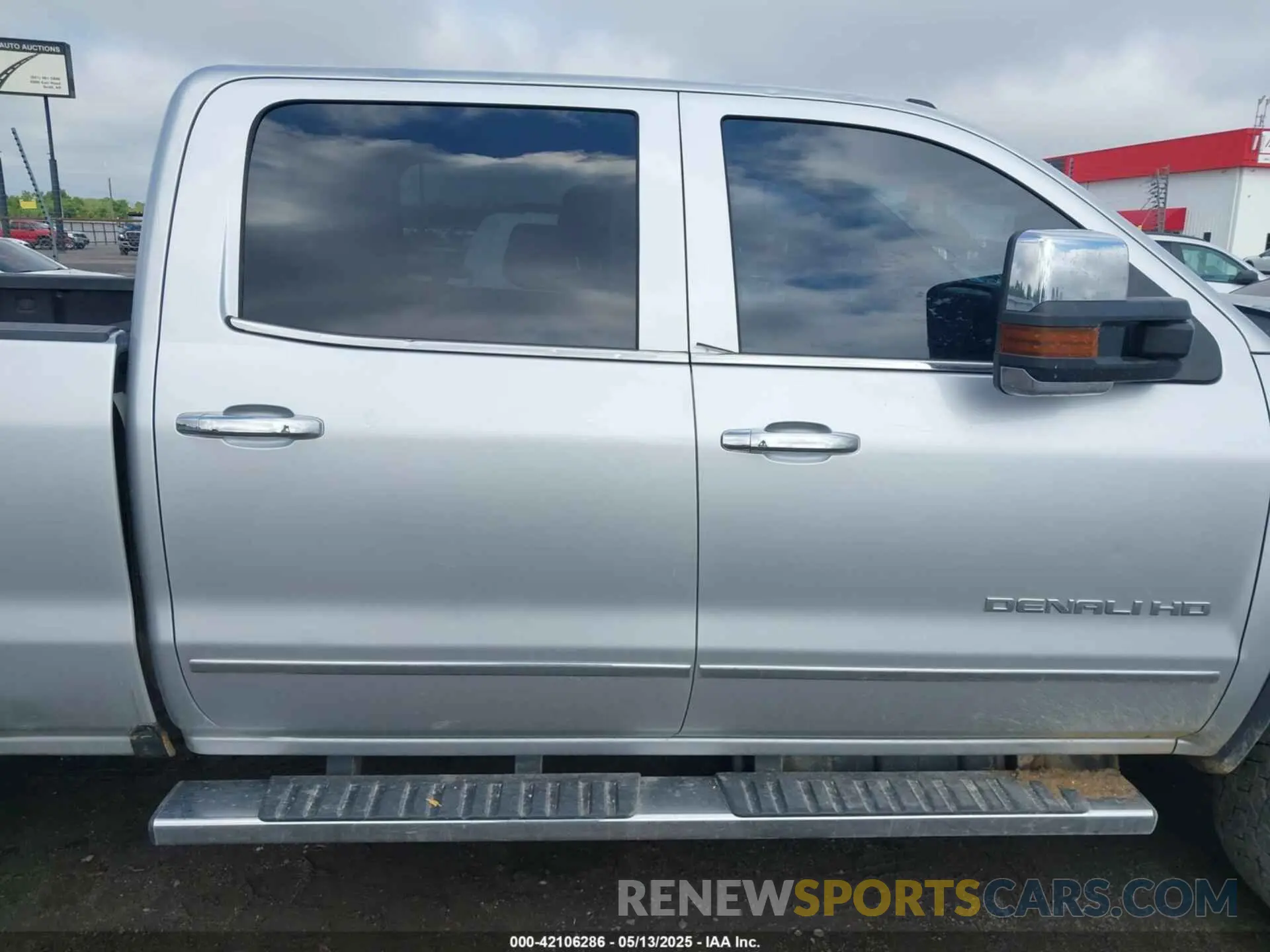19 Photograph of a damaged car 1GT12SEY9KF226188 GMC SIERRA 2500HD 2019