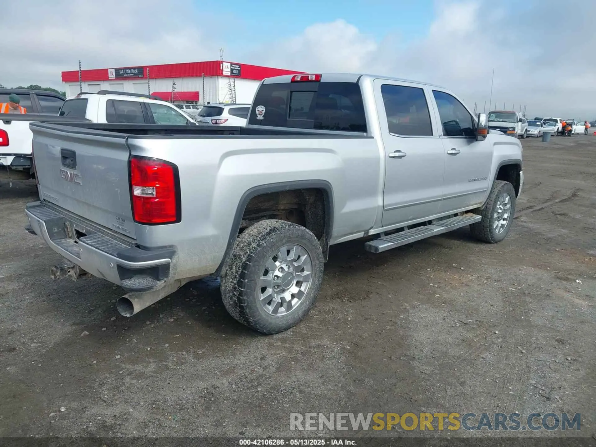 4 Photograph of a damaged car 1GT12SEY9KF226188 GMC SIERRA 2500HD 2019