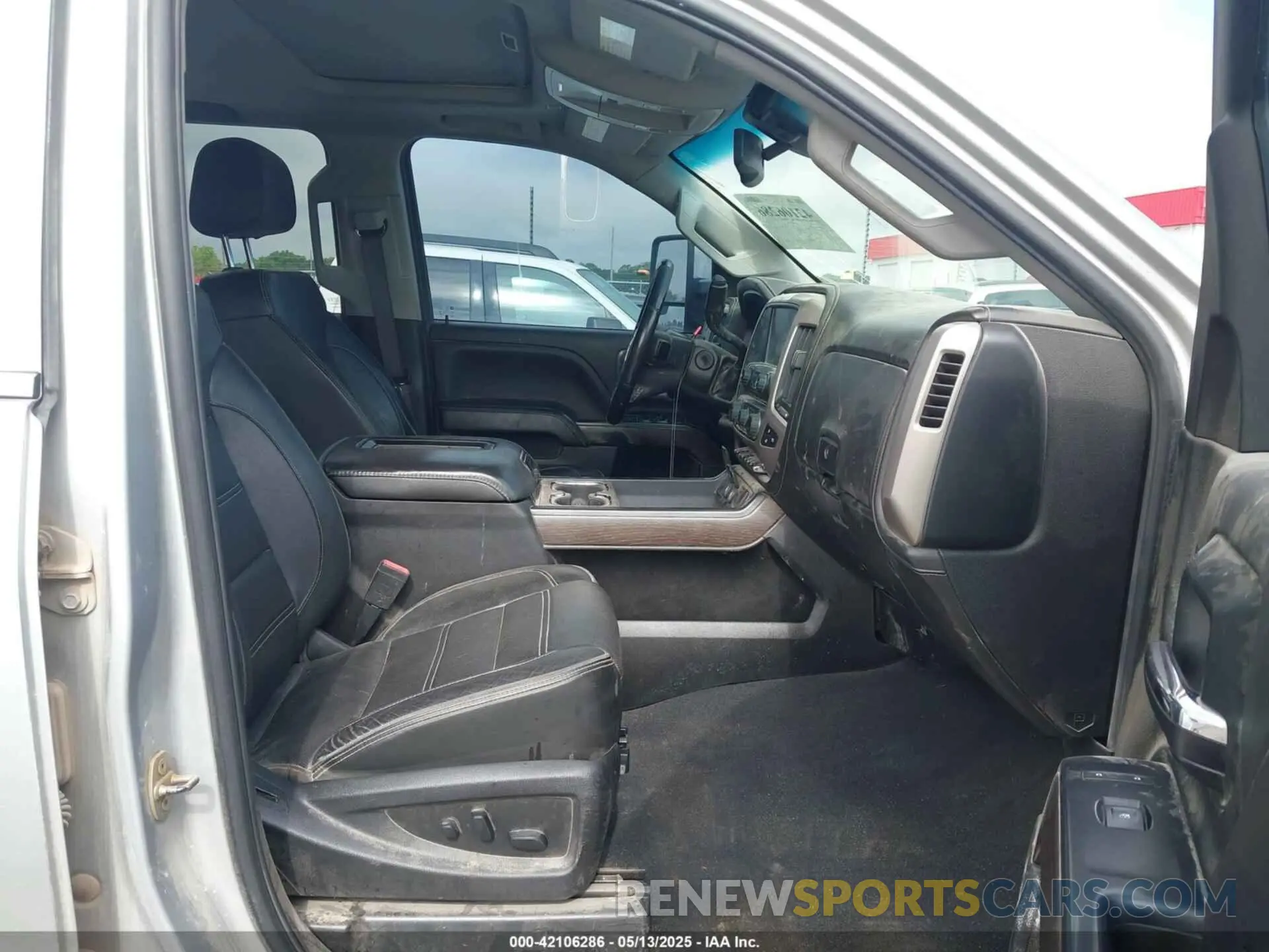 5 Photograph of a damaged car 1GT12SEY9KF226188 GMC SIERRA 2500HD 2019