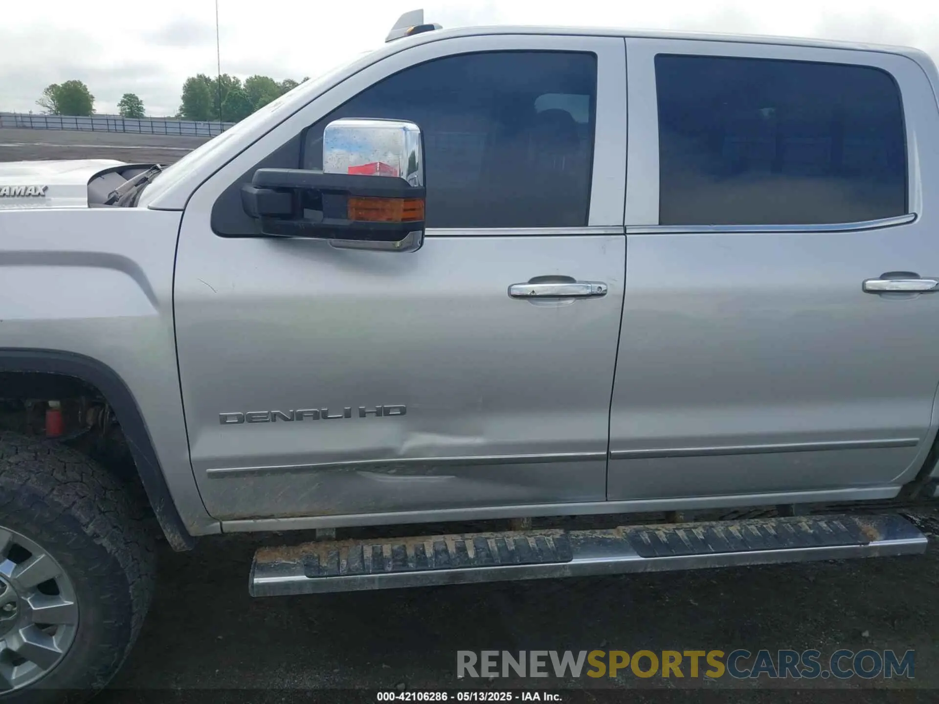 6 Photograph of a damaged car 1GT12SEY9KF226188 GMC SIERRA 2500HD 2019