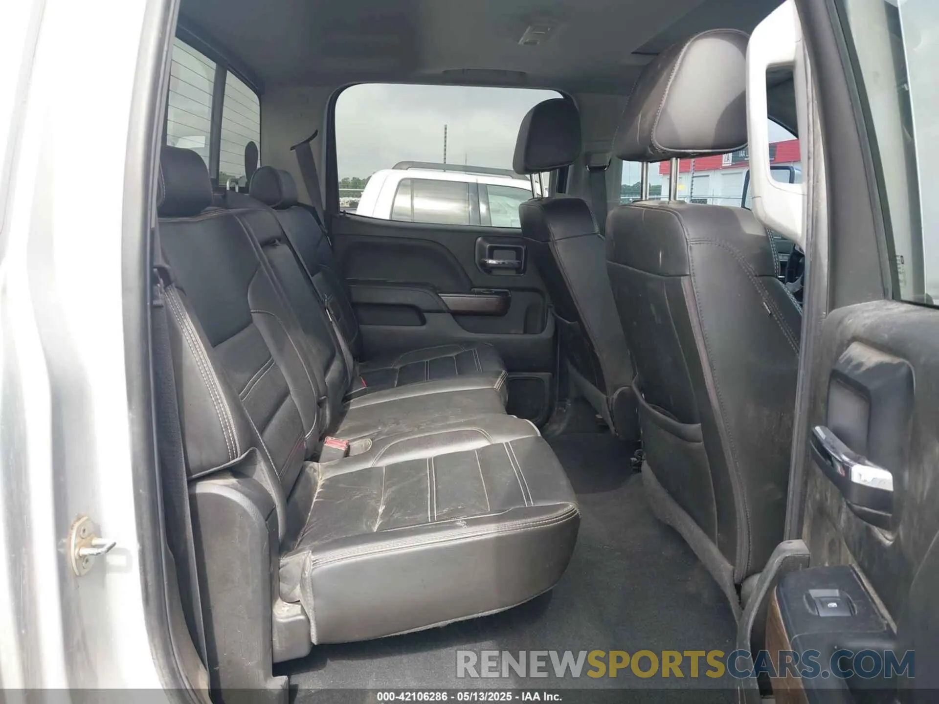 8 Photograph of a damaged car 1GT12SEY9KF226188 GMC SIERRA 2500HD 2019