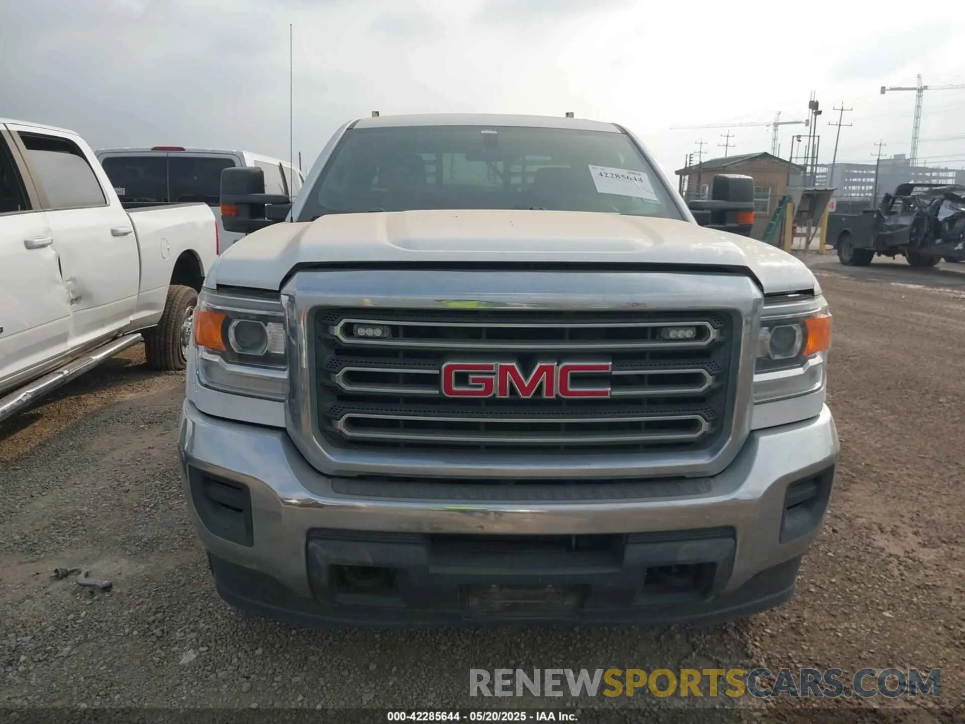 12 Photograph of a damaged car 2GD21NEG9K1178100 GMC SIERRA 2500HD 2019