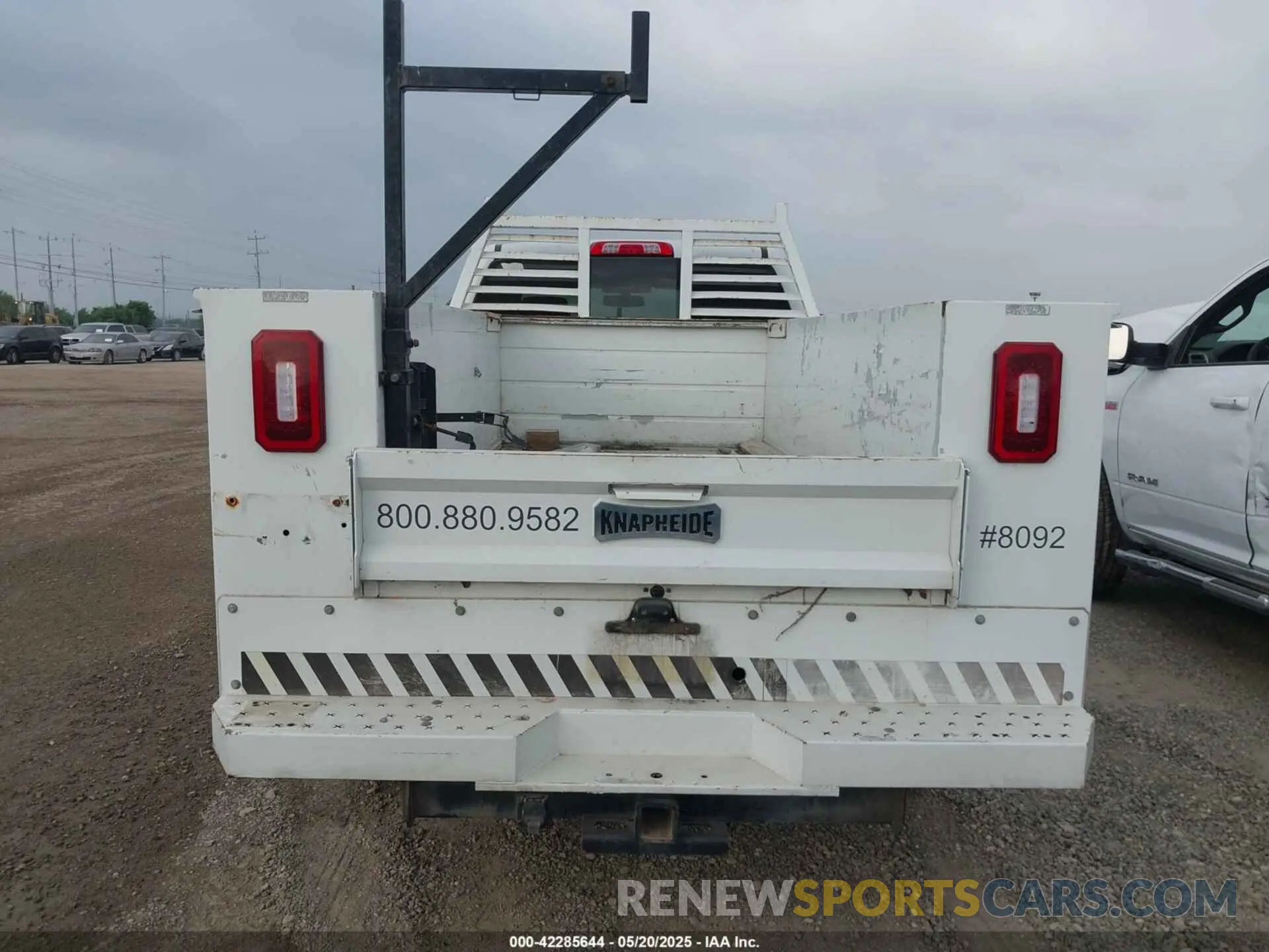 16 Photograph of a damaged car 2GD21NEG9K1178100 GMC SIERRA 2500HD 2019
