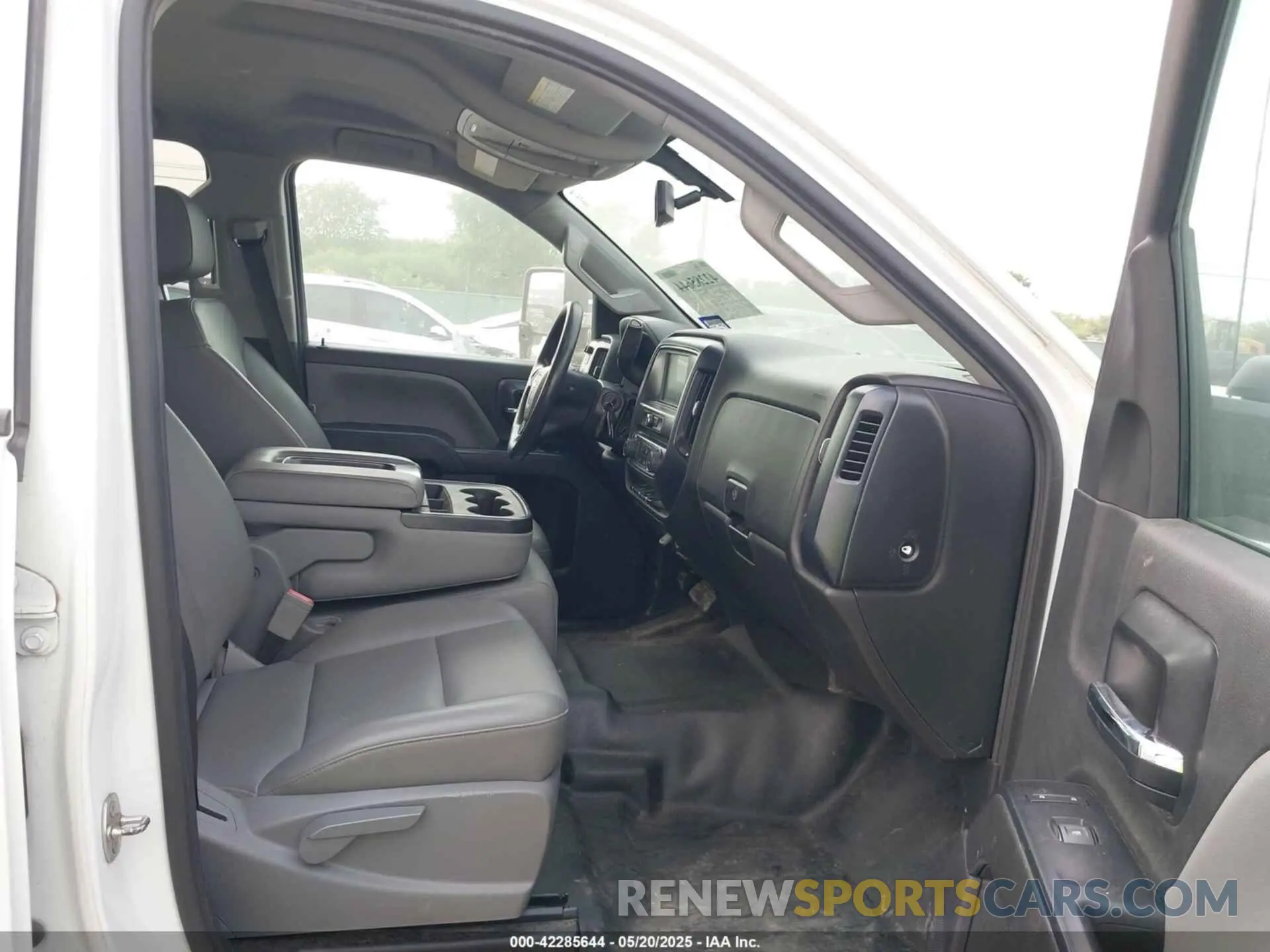 5 Photograph of a damaged car 2GD21NEG9K1178100 GMC SIERRA 2500HD 2019