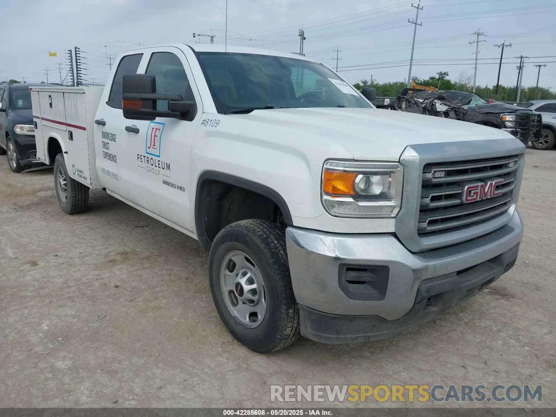 1 Photograph of a damaged car 2GD21NEG9K1198394 GMC SIERRA 2500HD 2019