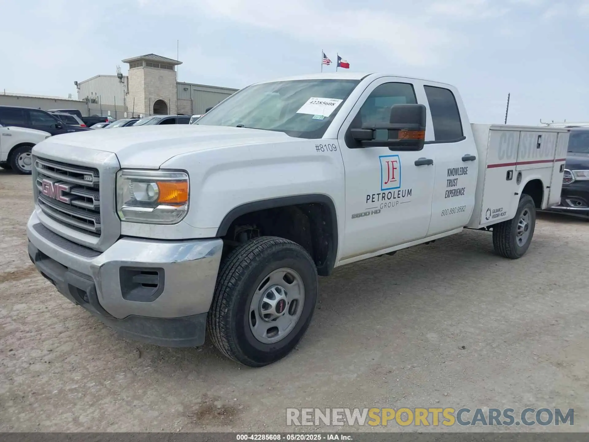 2 Photograph of a damaged car 2GD21NEG9K1198394 GMC SIERRA 2500HD 2019