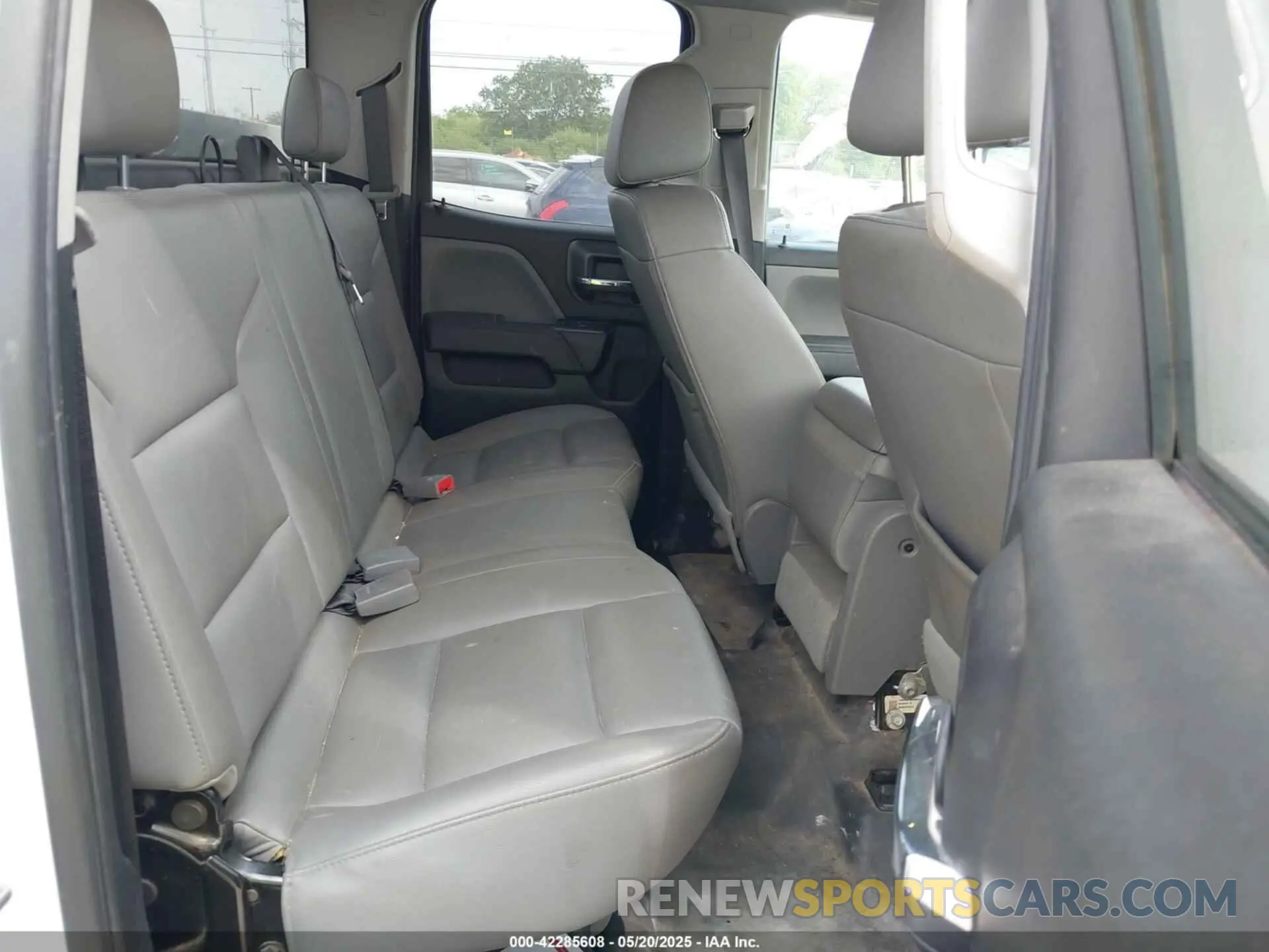 8 Photograph of a damaged car 2GD21NEG9K1198394 GMC SIERRA 2500HD 2019